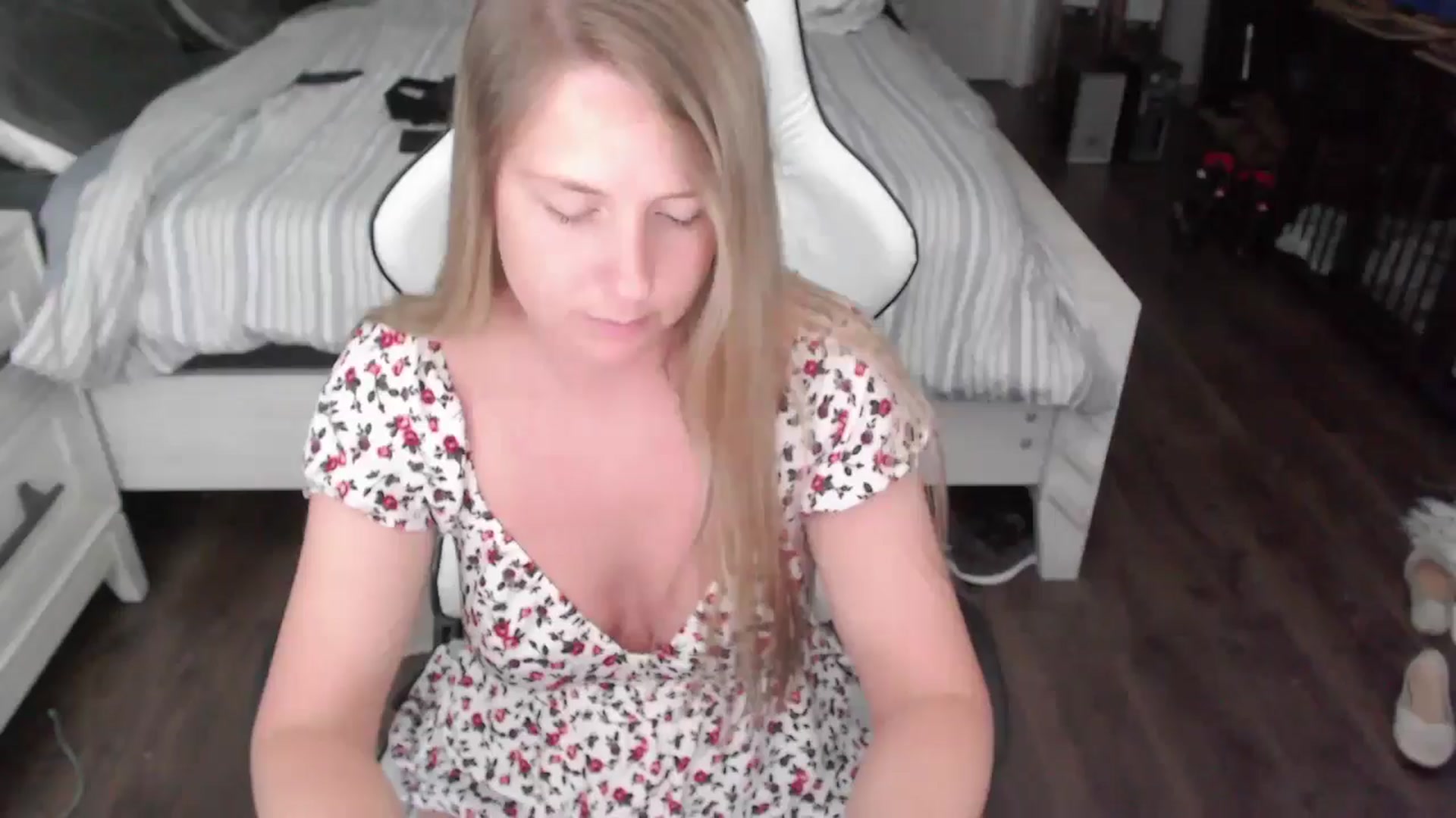 Gallery image thumbnail from ZenZoey's myfreecams stream on, 06/23/2025, 19:00 image 17 of 20