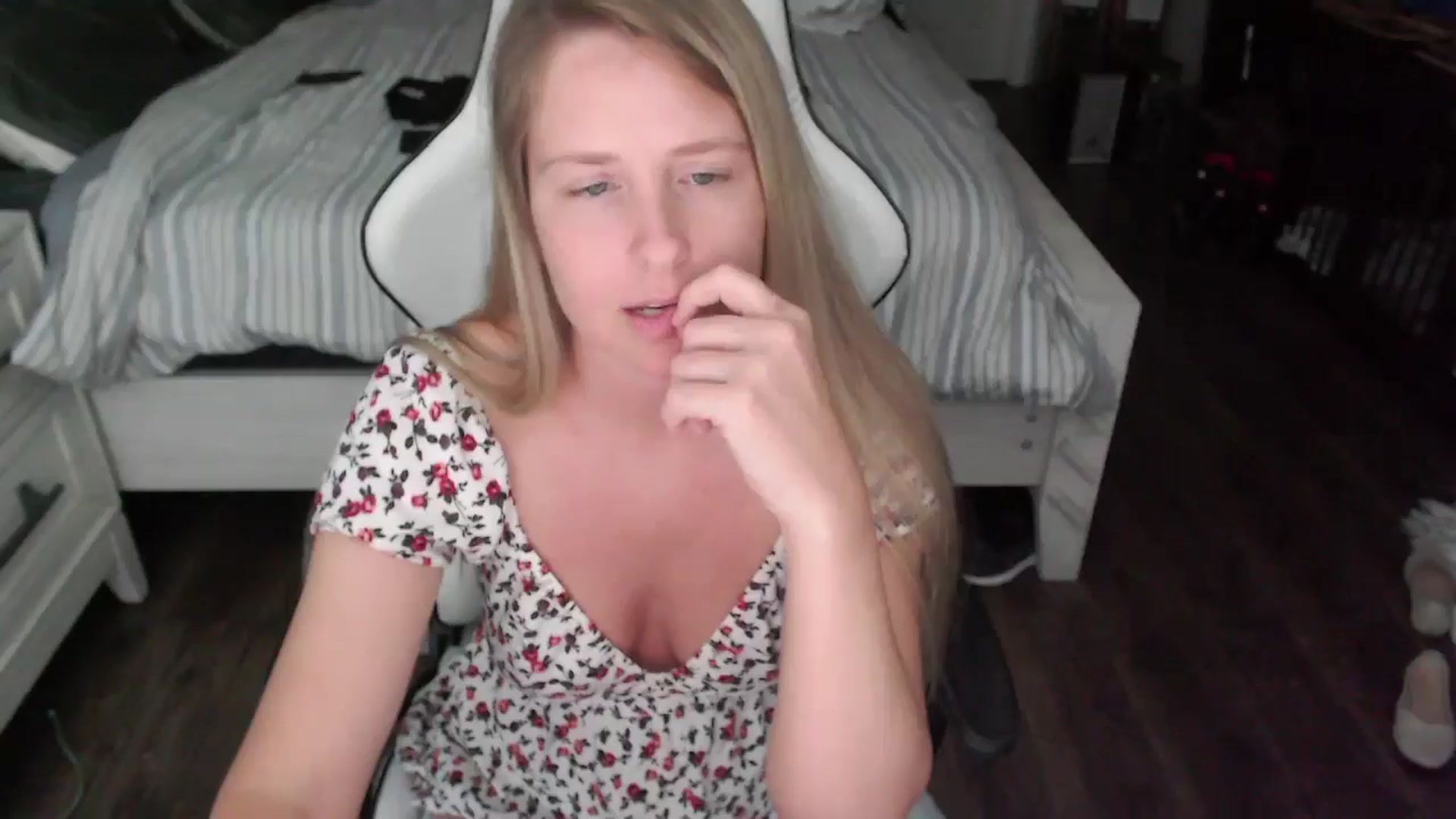 Gallery image thumbnail from ZenZoey's myfreecams stream on, 06/23/2025, 19:00 image 15 of 20