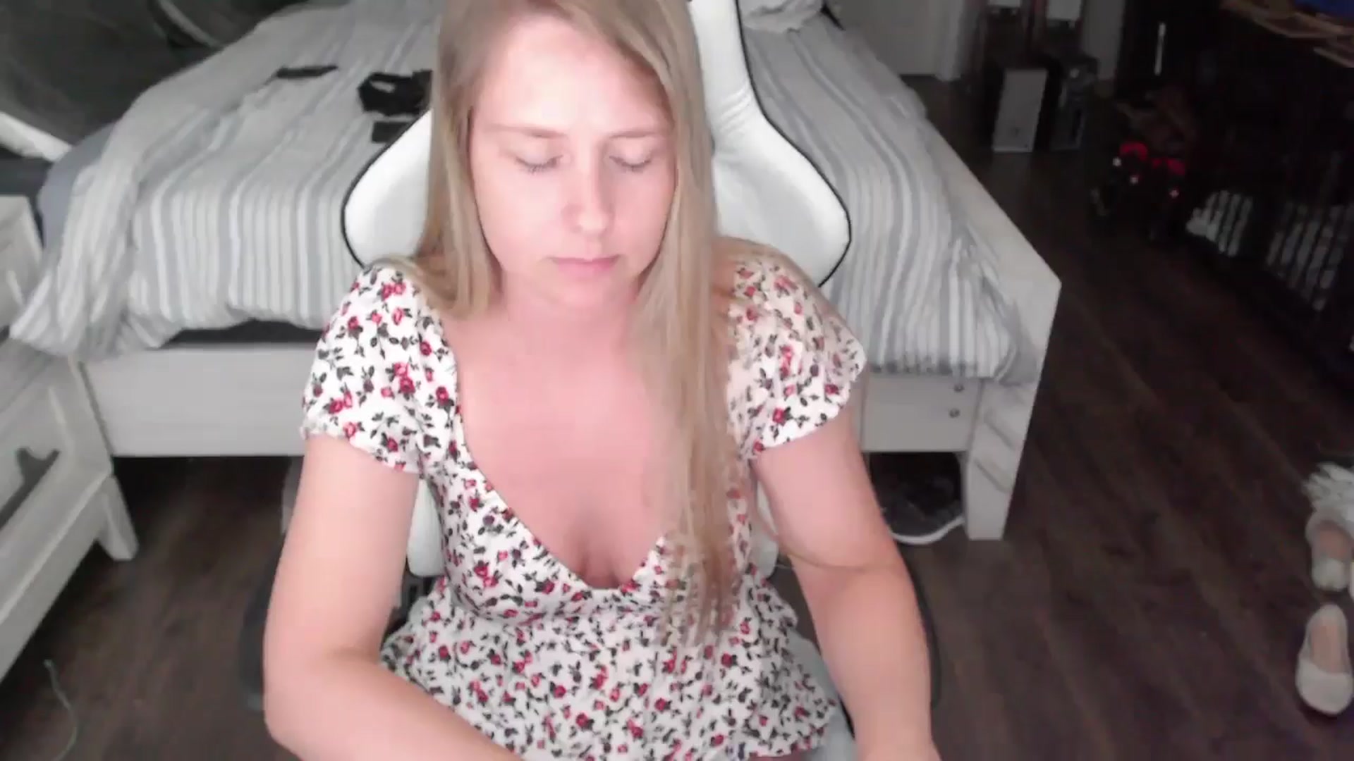 Gallery image thumbnail from ZenZoey's myfreecams stream on, 06/23/2025, 19:00 image 13 of 20