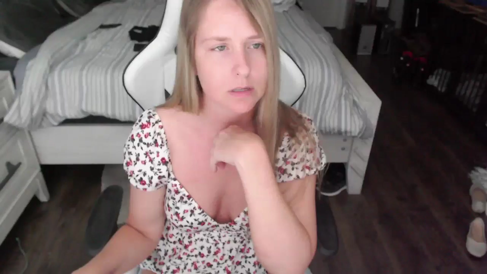 Gallery image thumbnail from ZenZoey's myfreecams stream on, 06/23/2025, 19:00 image 7 of 20