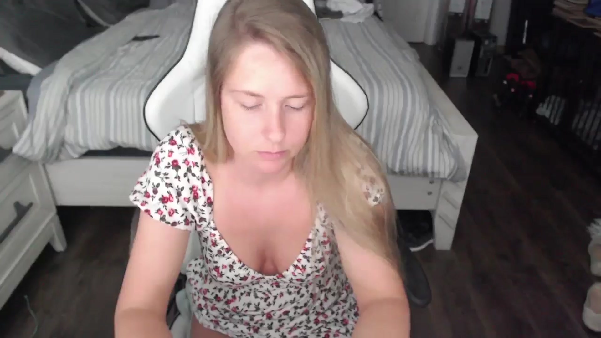 Gallery image thumbnail from ZenZoey's myfreecams stream on, 06/23/2025, 20:29 image 19 of 20