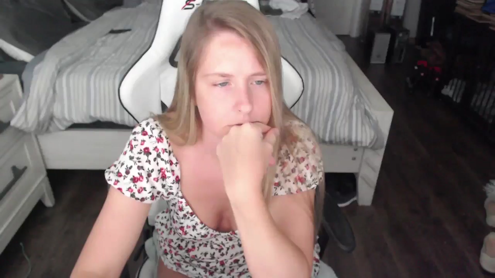 Gallery image thumbnail from ZenZoey's myfreecams stream on, 06/23/2025, 20:29 image 17 of 20