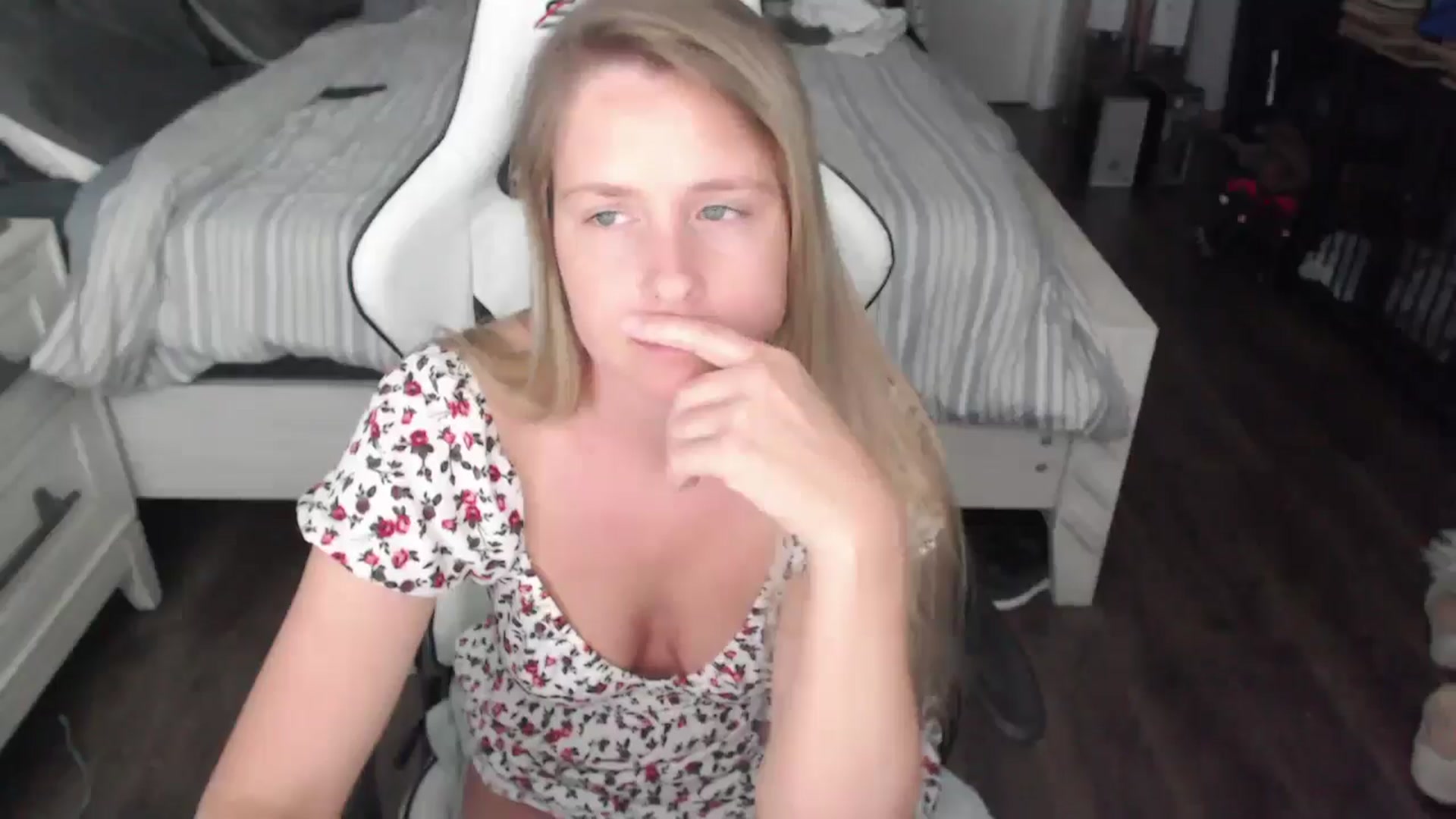 Gallery image thumbnail from ZenZoey's myfreecams stream on, 06/23/2025, 20:29 image 18 of 20