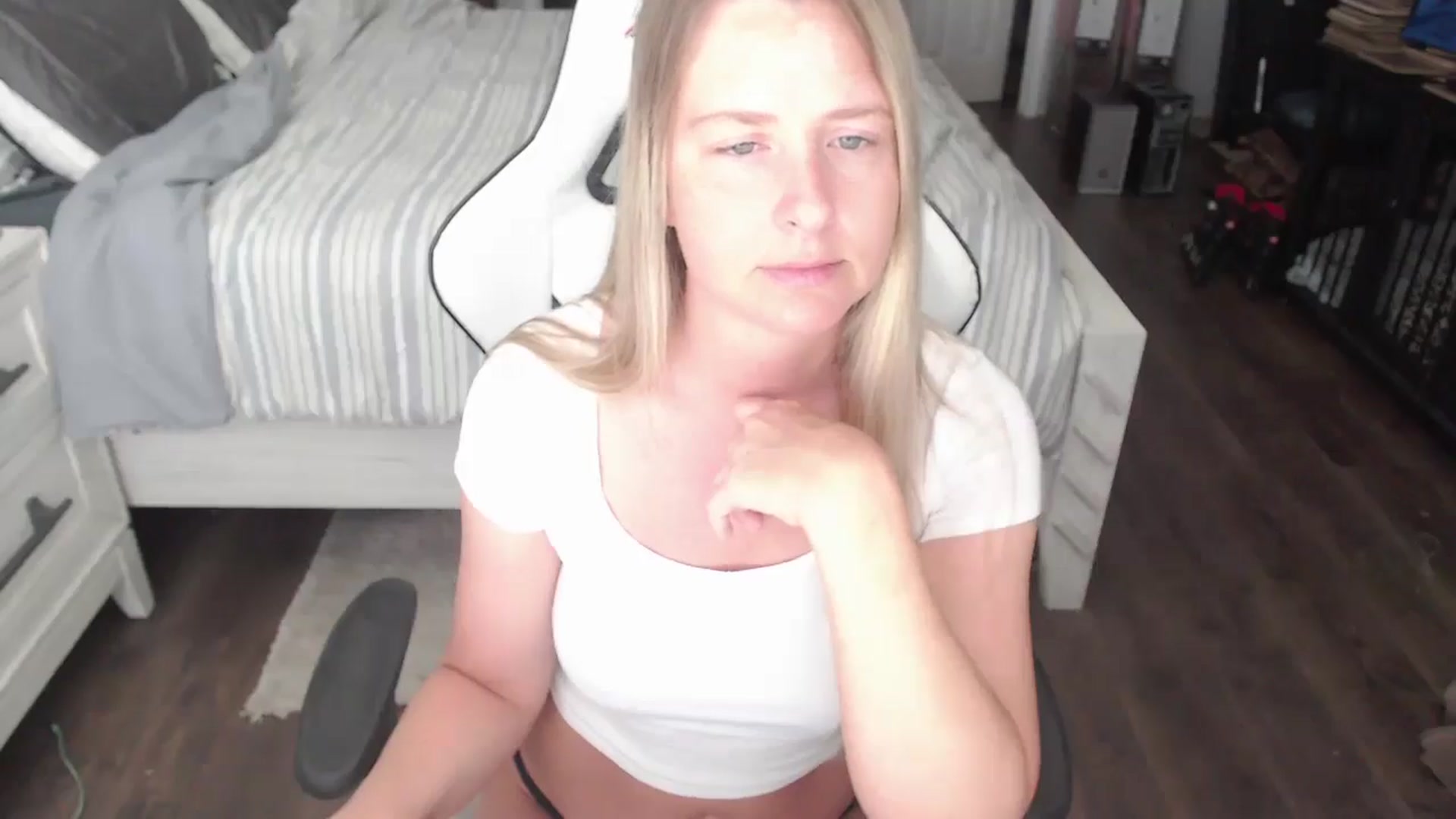 Gallery image thumbnail from ZenZoey's myfreecams stream on, 06/24/2025, 15:50 image 16 of 20