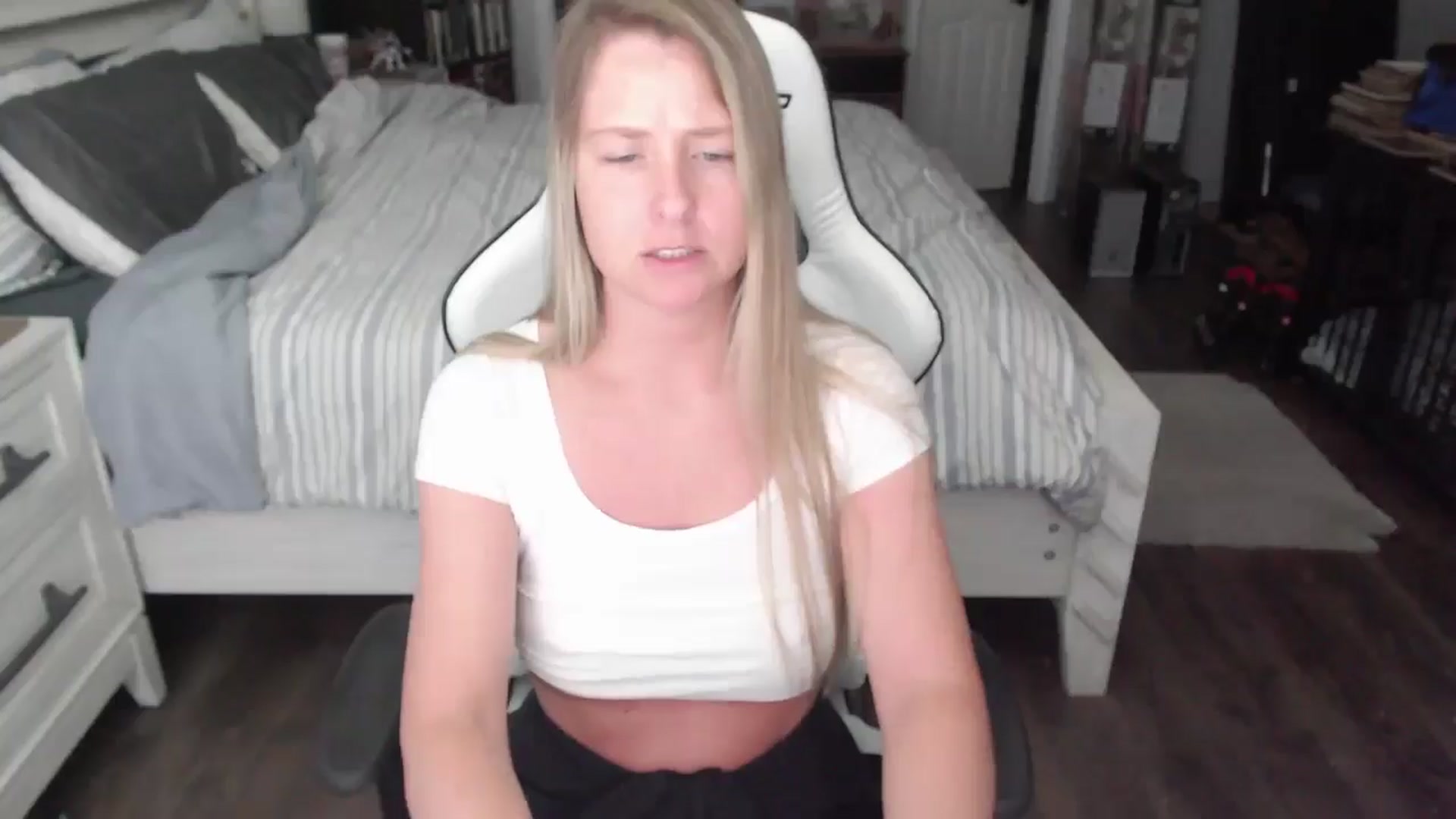Gallery image thumbnail from ZenZoey's myfreecams stream on, 06/24/2025, 16:52 image 17 of 20