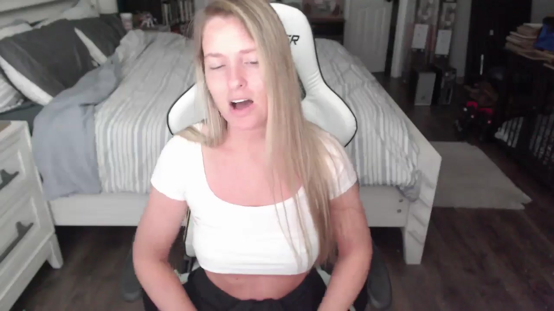 Gallery image thumbnail from ZenZoey's myfreecams stream on, 06/24/2025, 16:52 image 16 of 20