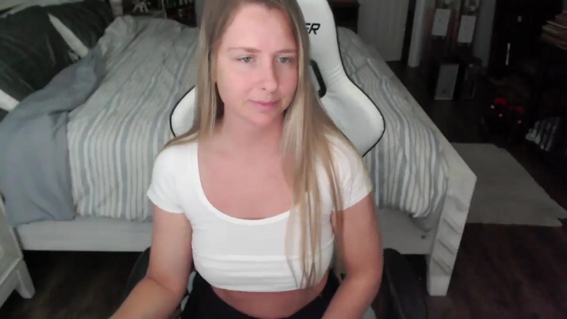 Gallery image thumbnail from ZenZoey's myfreecams stream on, 06/24/2025, 17:52 image 18 of 20