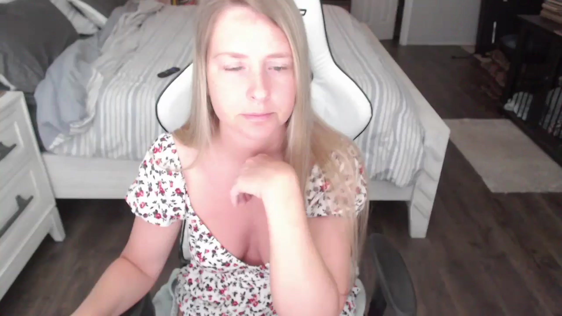 Gallery image thumbnail from ZenZoey's myfreecams stream on, 06/25/2025, 17:05 image 4 of 20