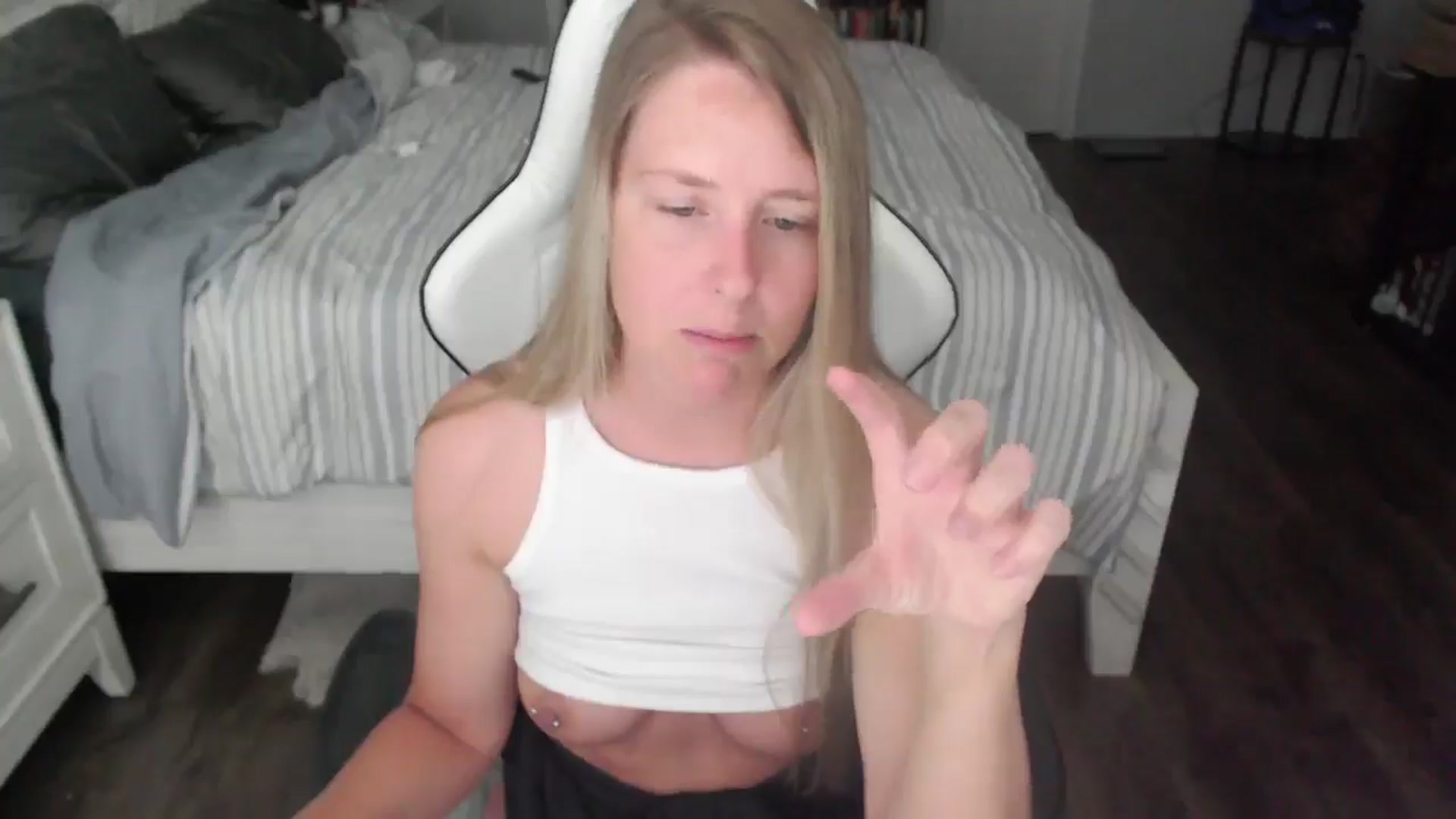 Gallery image thumbnail from ZenZoey's myfreecams stream on, 06/30/2025, 15:38 image 14 of 20