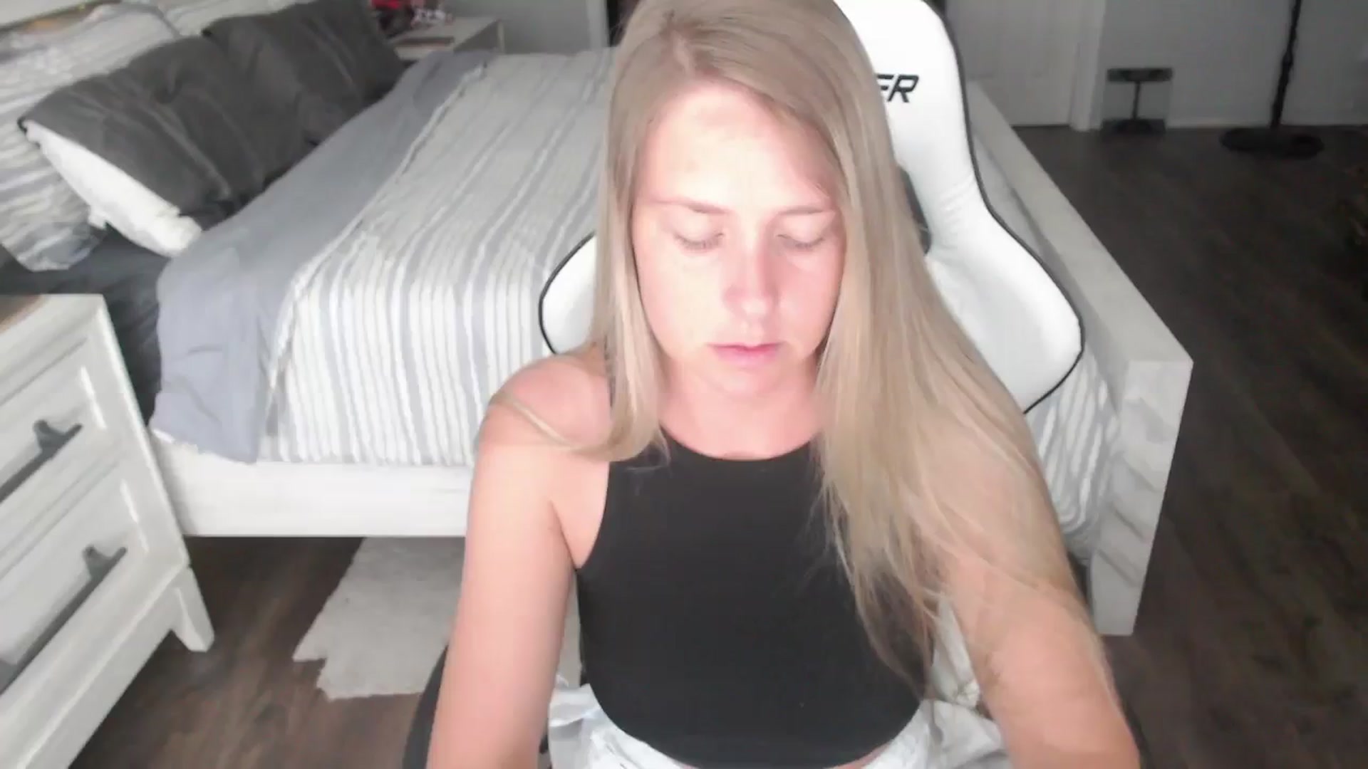 Gallery image thumbnail from ZenZoey's myfreecams stream on, 07/14/2025, 15:34 image 1 of 20