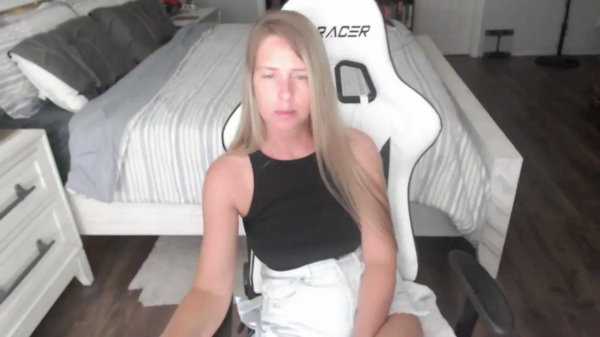 Gallery image thumbnail from ZenZoey's myfreecams stream on, 07/14/2025, 15:34 image 16 of 20