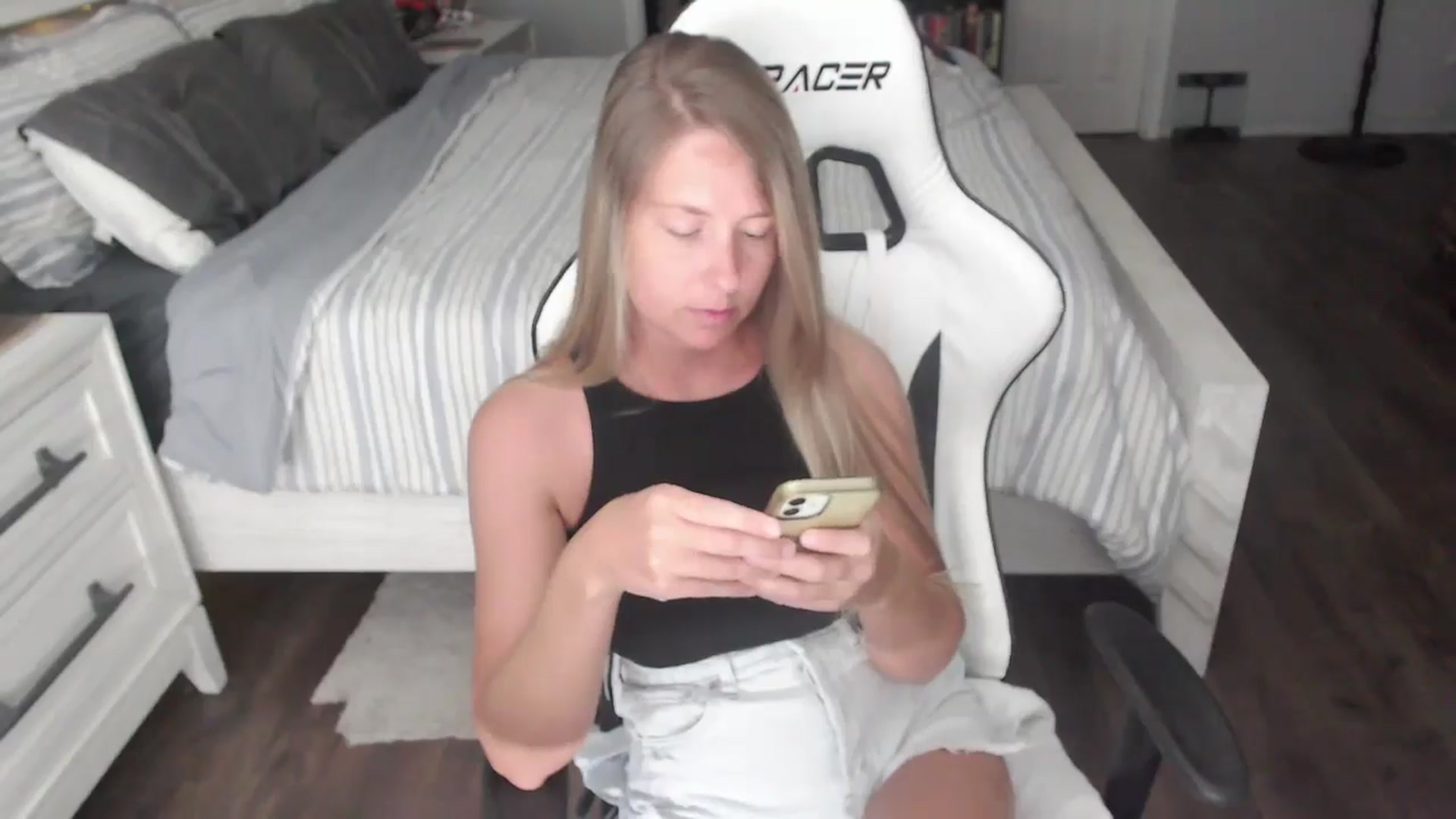 Gallery image thumbnail from ZenZoey's myfreecams stream on, 07/14/2025, 15:34 image 18 of 20
