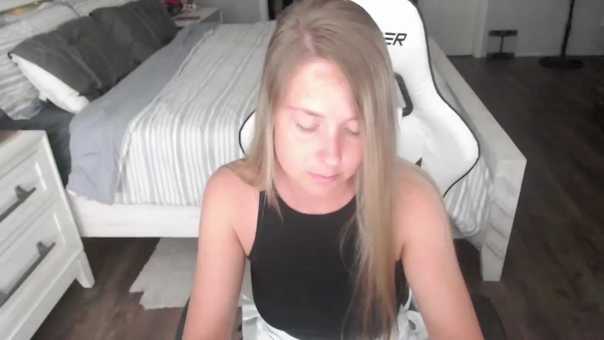 Gallery image thumbnail from ZenZoey's myfreecams stream on, 07/14/2025, 15:34 image 5 of 20