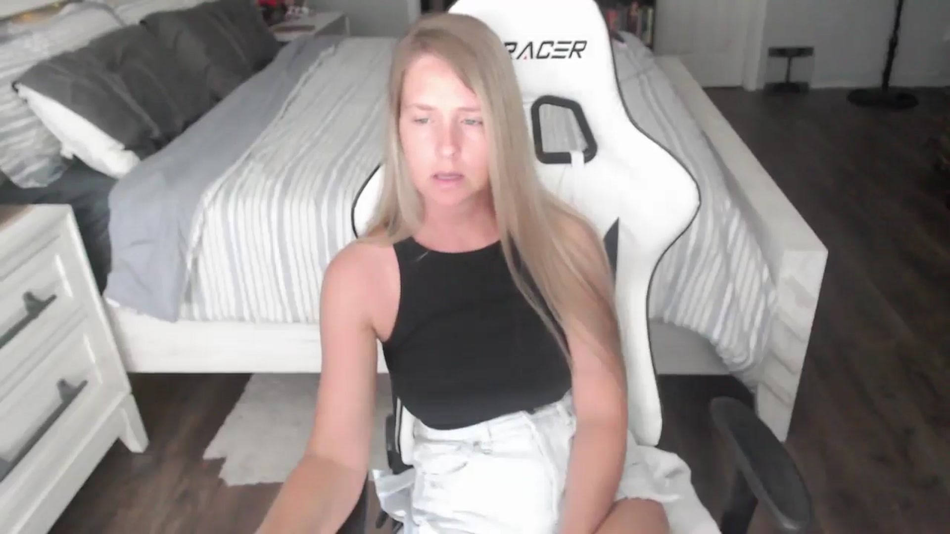 Gallery image thumbnail from ZenZoey's myfreecams stream on, 07/14/2025, 15:34 image 13 of 20