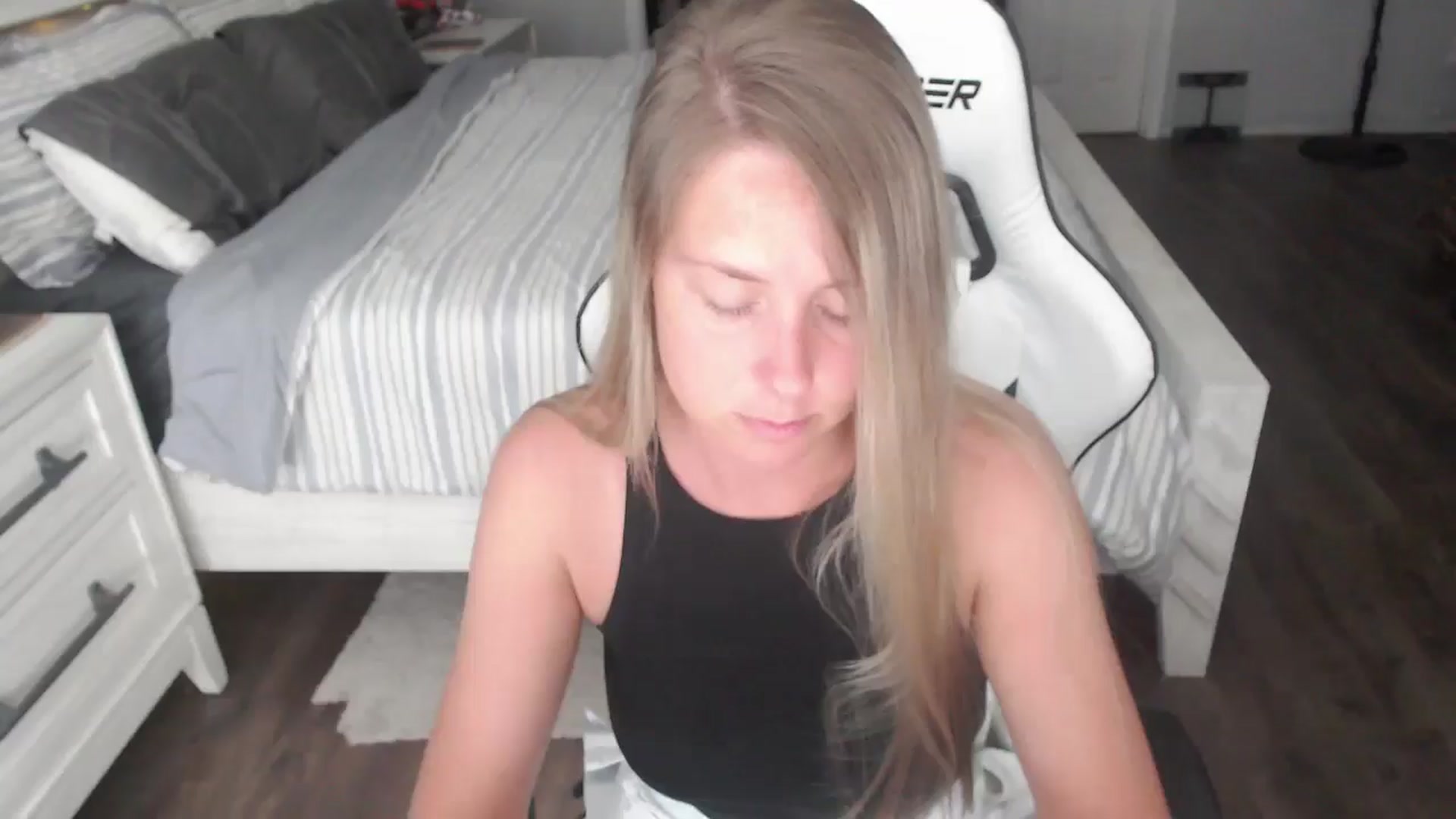 Gallery image thumbnail from ZenZoey's myfreecams stream on, 07/14/2025, 15:34 image 4 of 20
