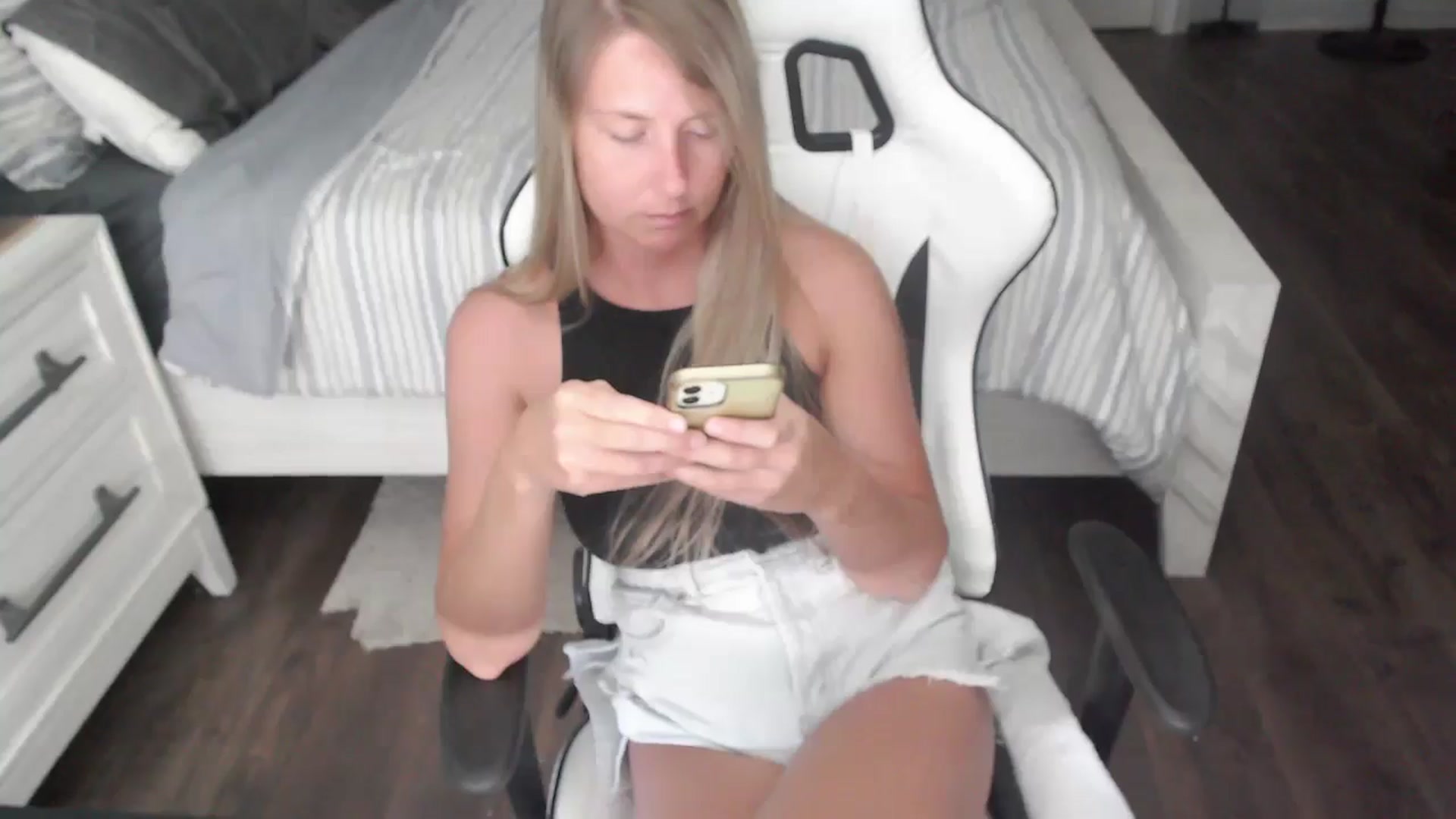 Gallery image thumbnail from ZenZoey's myfreecams stream on, 07/14/2025, 16:23 image 17 of 20