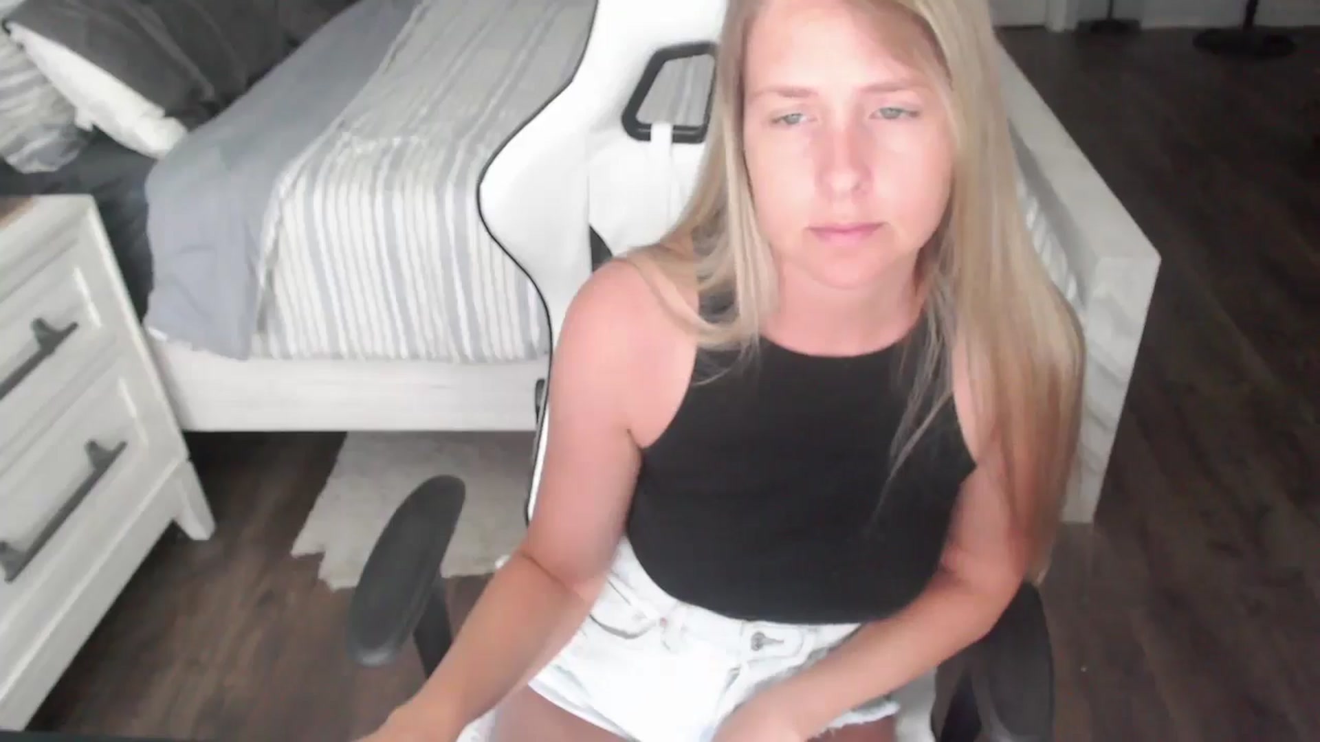 Gallery image thumbnail from ZenZoey's myfreecams stream on, 07/14/2025, 16:23 image 11 of 20