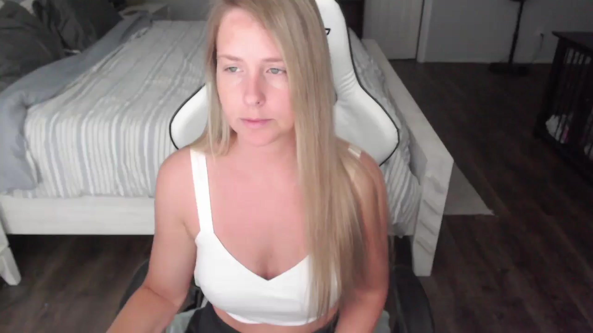 Gallery image thumbnail from ZenZoey's myfreecams stream on, 07/22/2025, 15:51 image 18 of 20