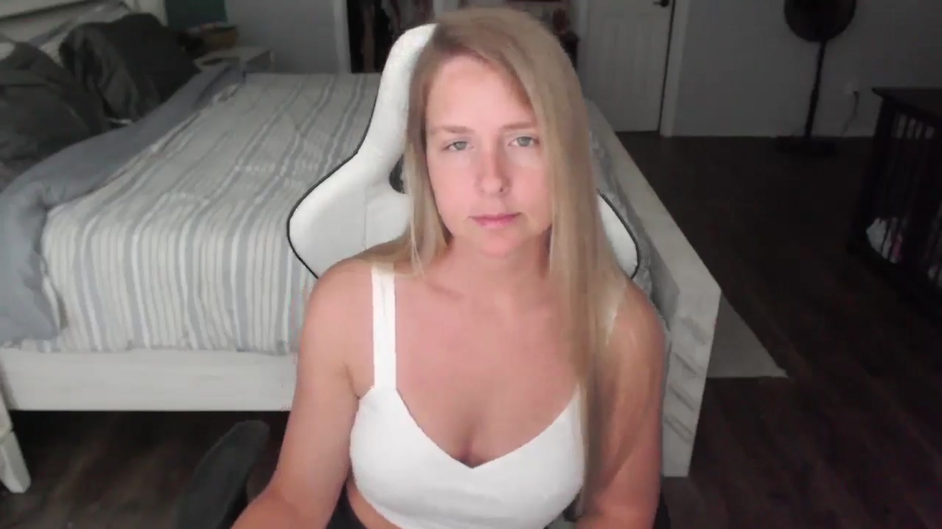 Gallery image thumbnail from ZenZoey's myfreecams stream on, 07/22/2025, 15:51 image 9 of 20