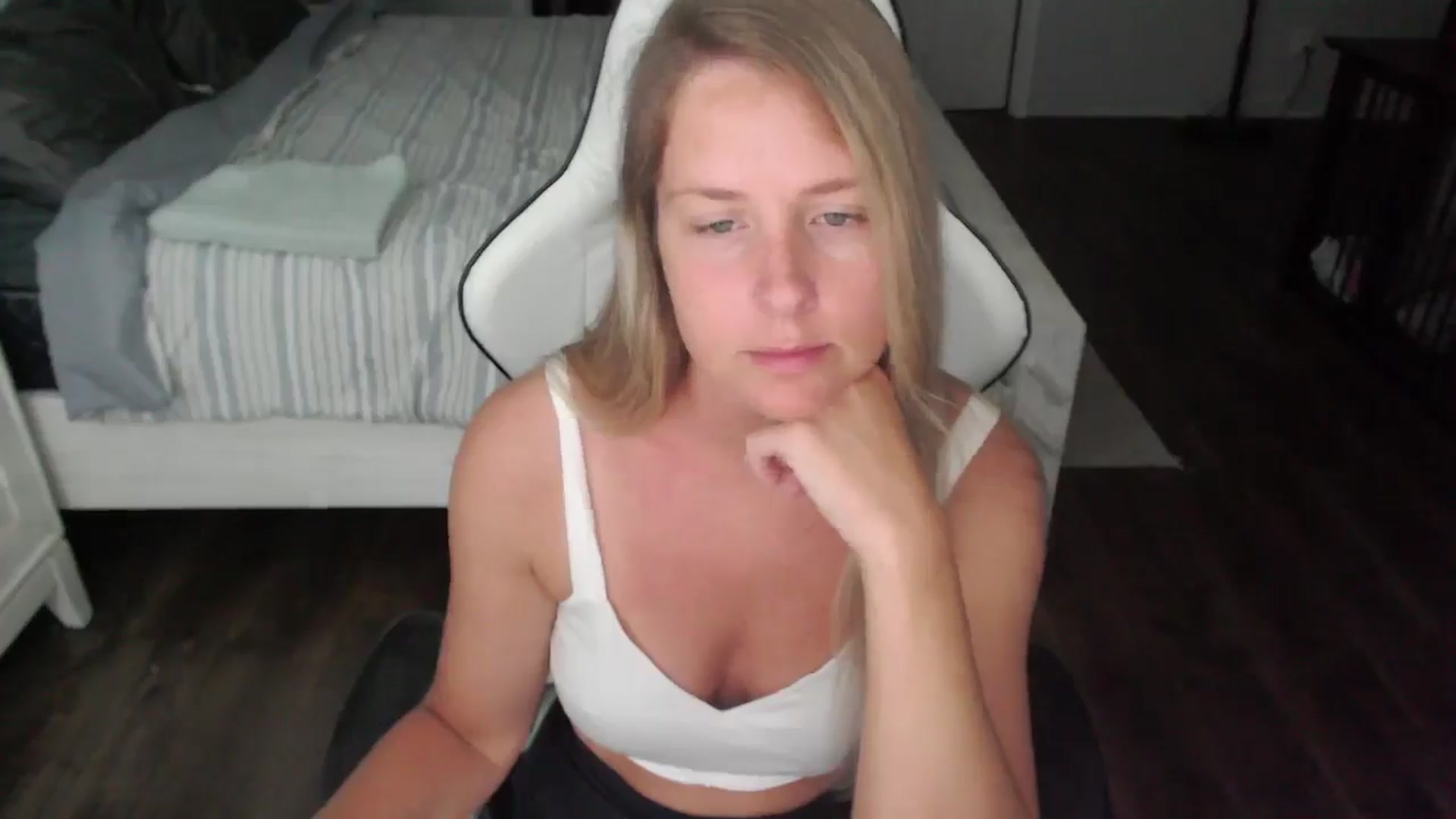 Gallery image thumbnail from ZenZoey's myfreecams stream on, 07/22/2025, 17:37 image 2 of 20