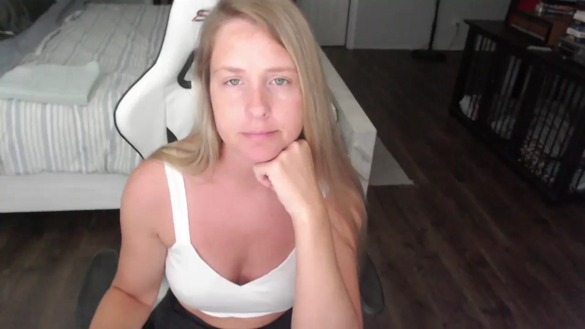 Gallery image thumbnail from ZenZoey's myfreecams stream on, 07/22/2025, 17:37 image 16 of 20