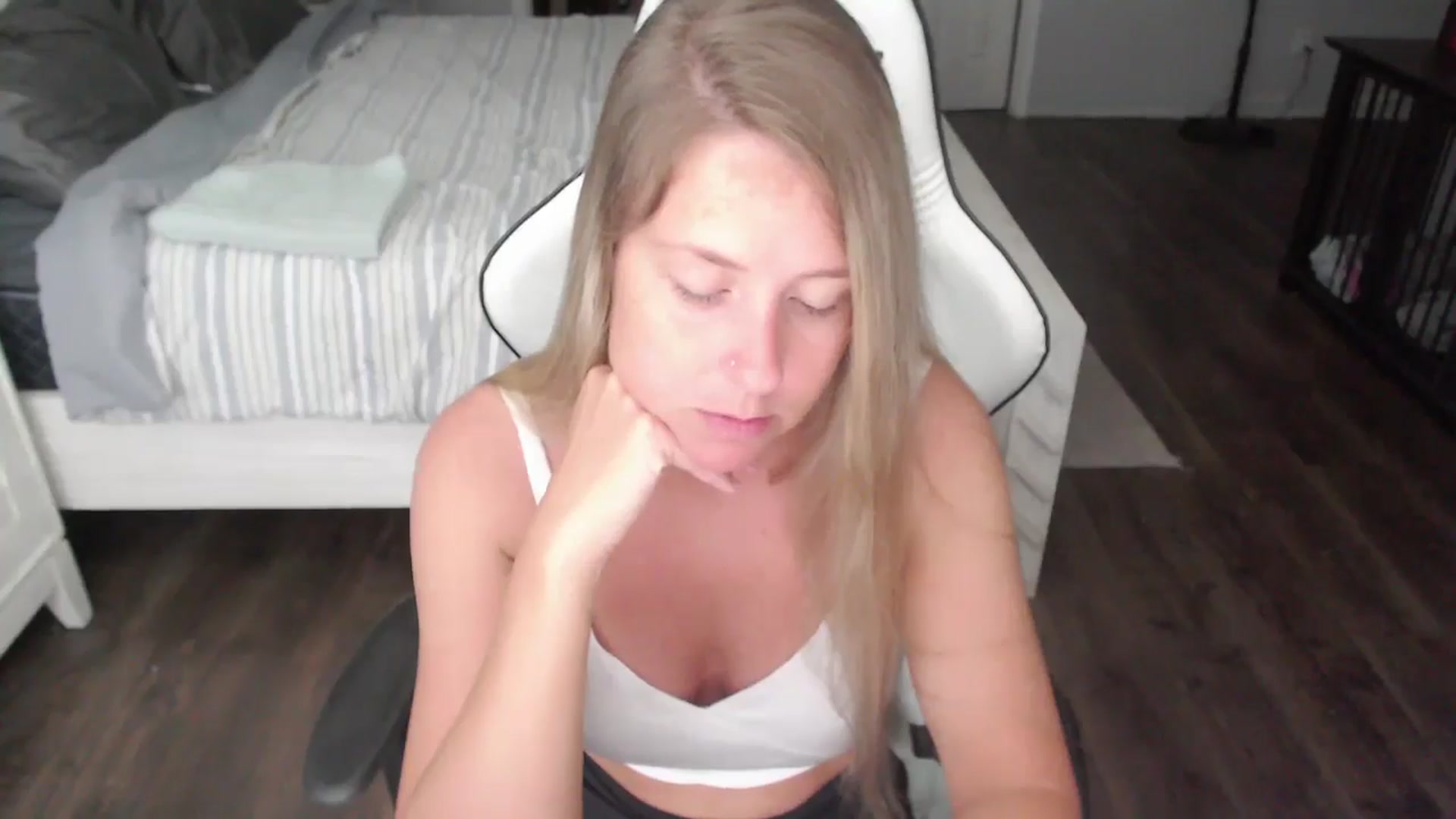 Gallery image thumbnail from ZenZoey's myfreecams stream on, 07/22/2025, 17:37 image 5 of 20