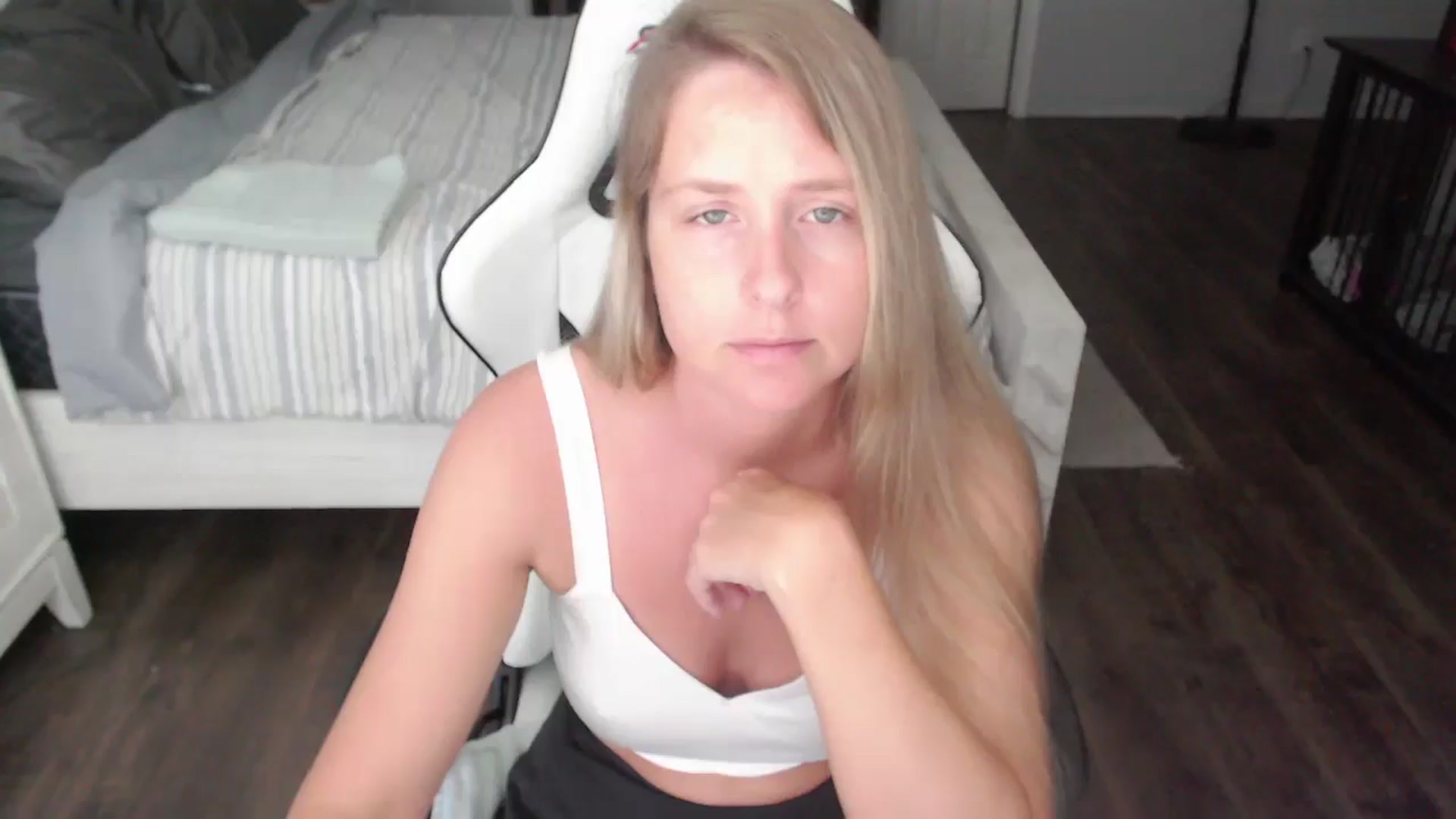 Gallery image thumbnail from ZenZoey's myfreecams stream on, 07/22/2025, 17:37 image 11 of 20