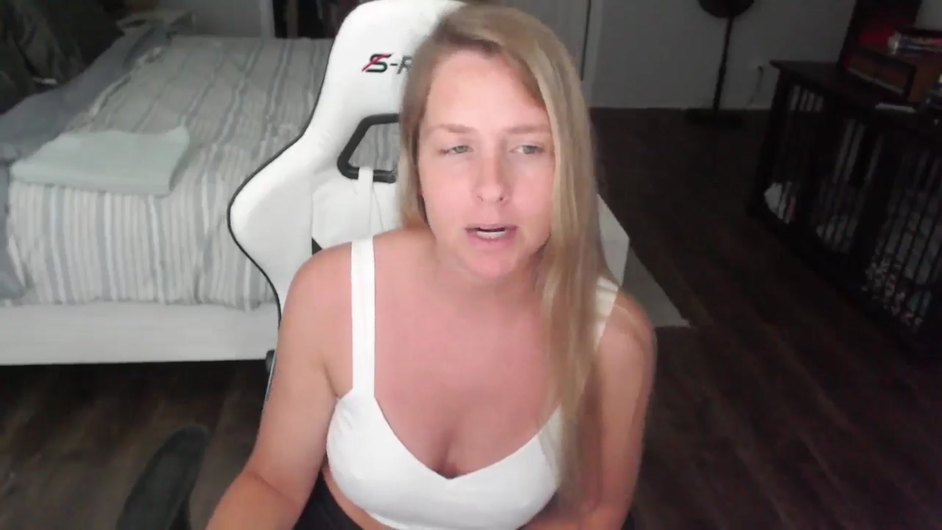 Gallery image thumbnail from ZenZoey's myfreecams stream on, 07/22/2025, 18:24 image 7 of 20