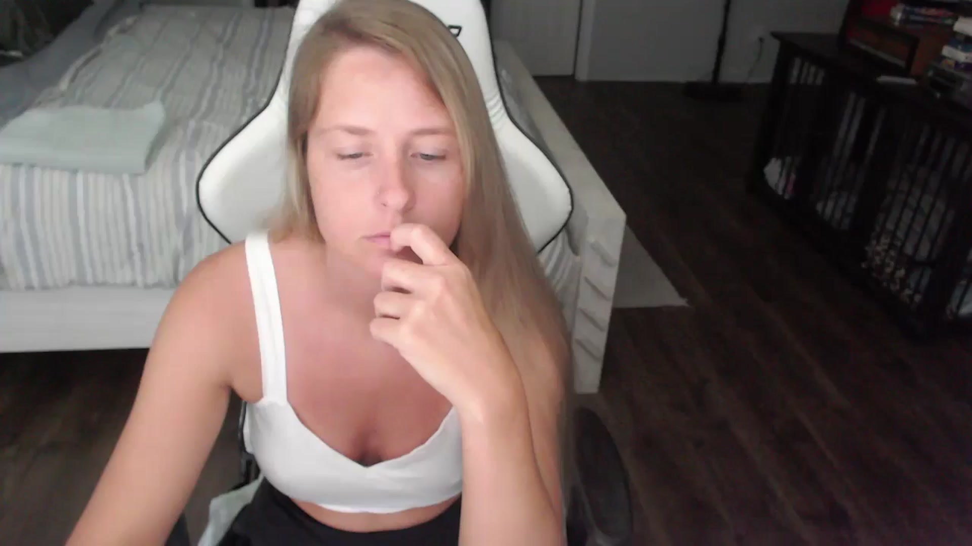 Gallery image thumbnail from ZenZoey's myfreecams stream on, 07/22/2025, 18:24 image 1 of 20