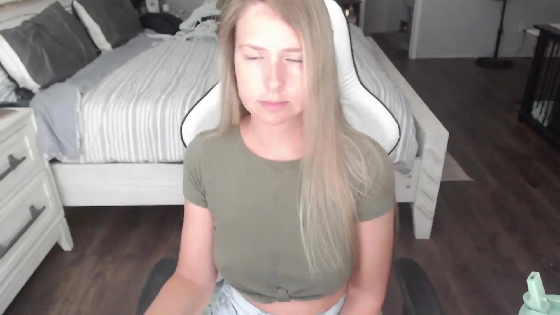 Gallery image thumbnail from ZenZoey's myfreecams stream on, 07/30/2025, 16:10 image 14 of 20