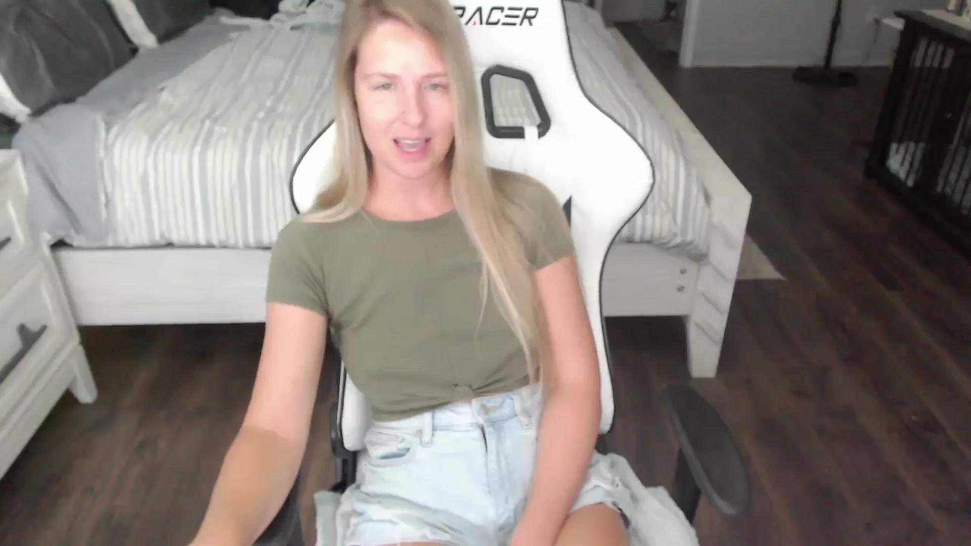 Gallery image thumbnail from ZenZoey's myfreecams stream on, 07/30/2025, 17:21 image 13 of 20