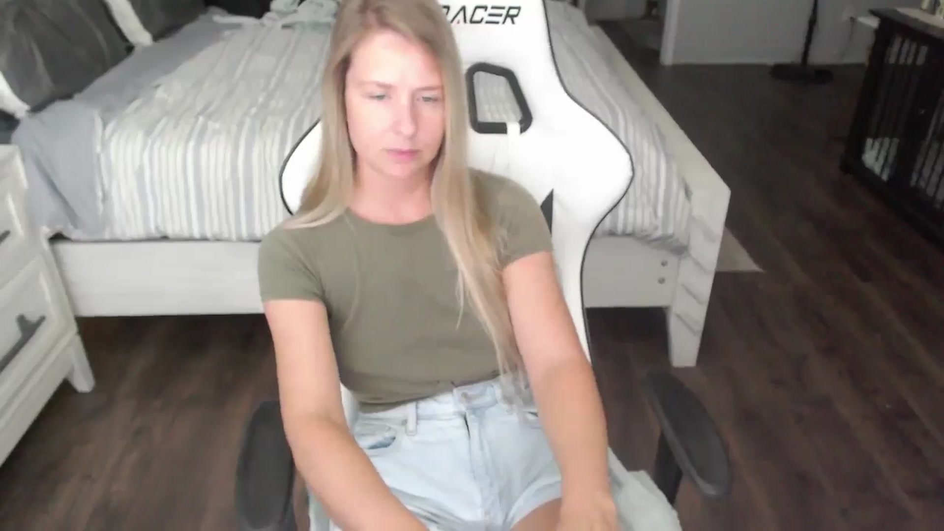 Gallery image thumbnail from ZenZoey's myfreecams stream on, 07/30/2025, 17:21 image 14 of 20