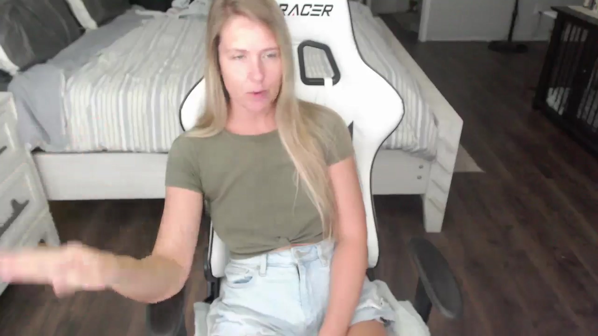Gallery image thumbnail from ZenZoey's myfreecams stream on, 07/30/2025, 17:21 image 12 of 20