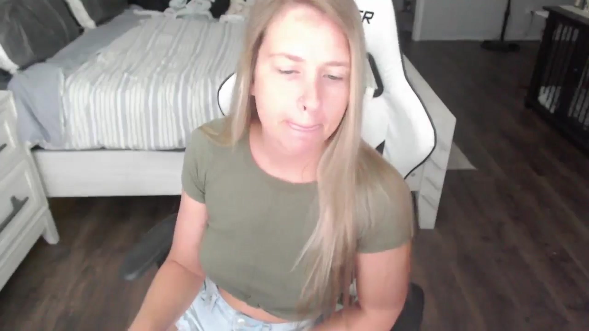Gallery image thumbnail from ZenZoey's myfreecams stream on, 07/30/2025, 17:21 image 9 of 20