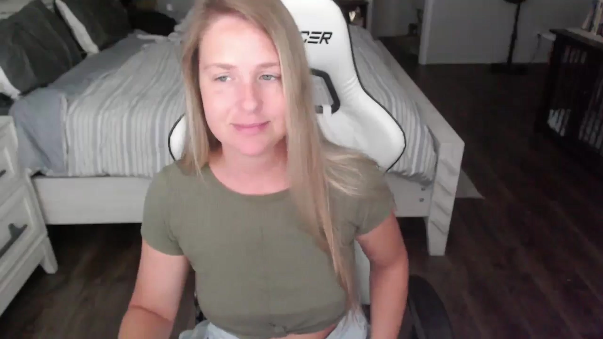 Gallery image thumbnail from ZenZoey's myfreecams stream on, 07/30/2025, 18:43 image 19 of 20