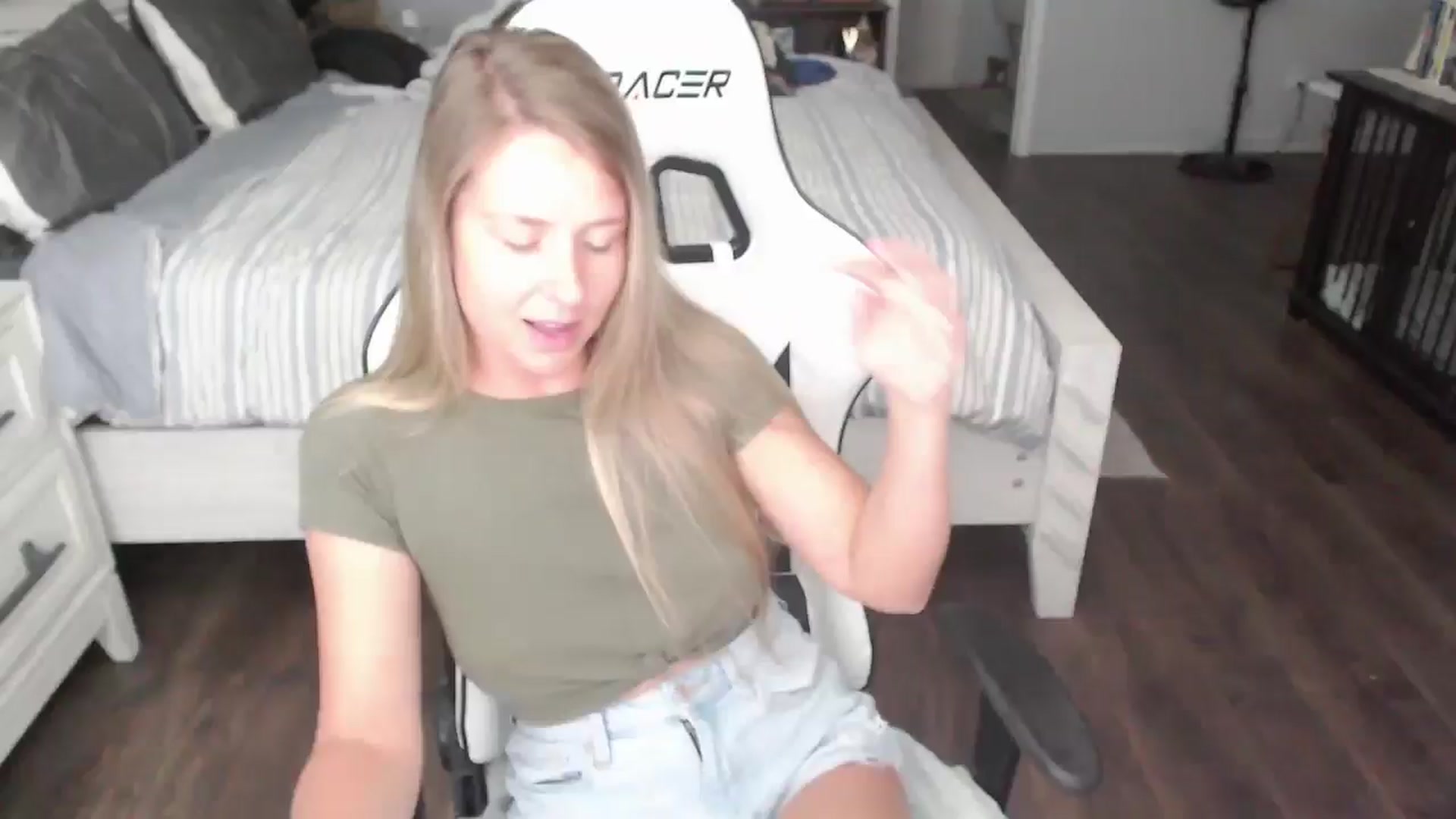 Gallery image thumbnail from ZenZoey's myfreecams stream on, 07/30/2025, 18:43 image 15 of 20