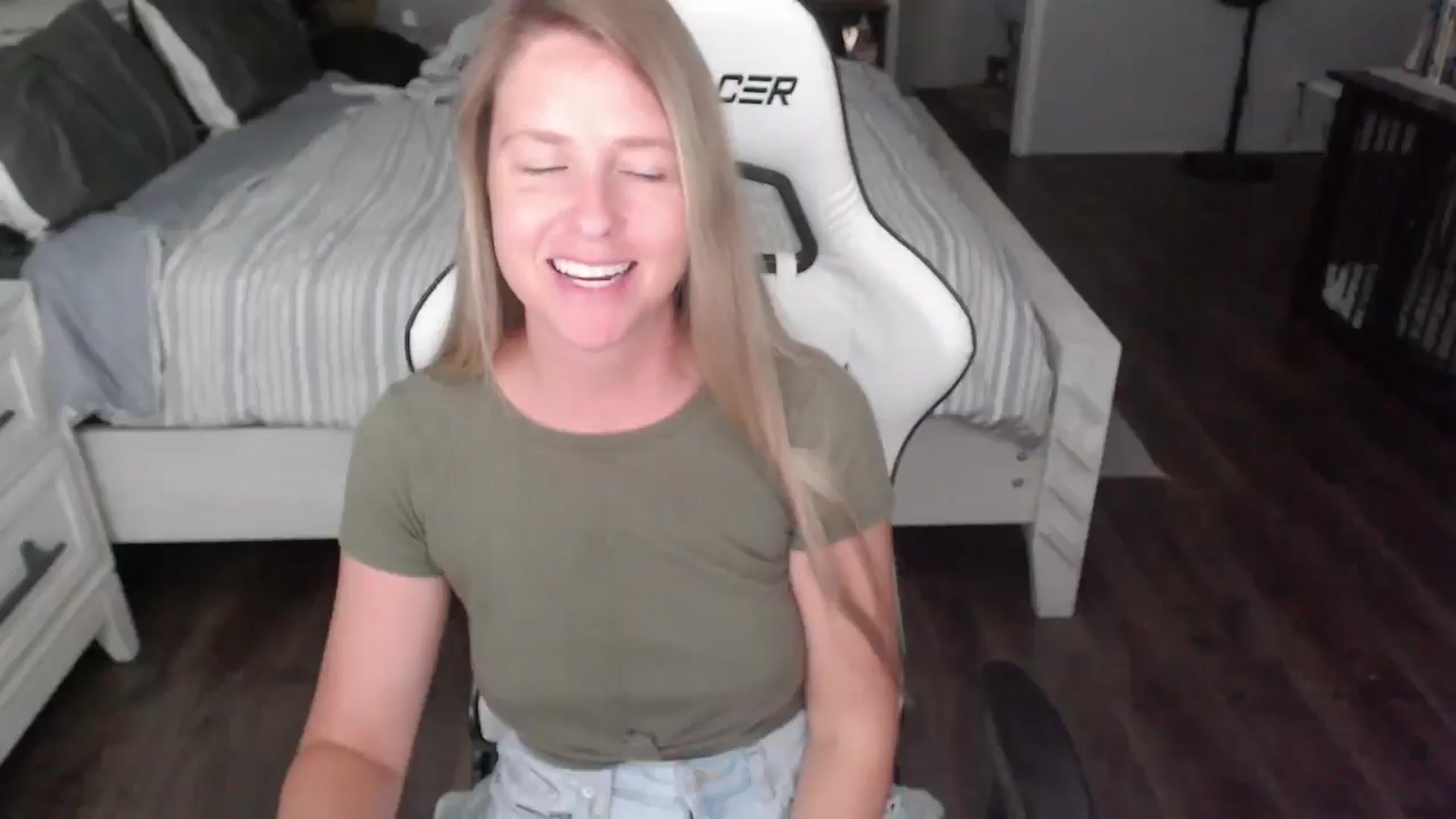 Gallery image thumbnail from ZenZoey's myfreecams stream on, 07/30/2025, 18:43 image 20 of 20