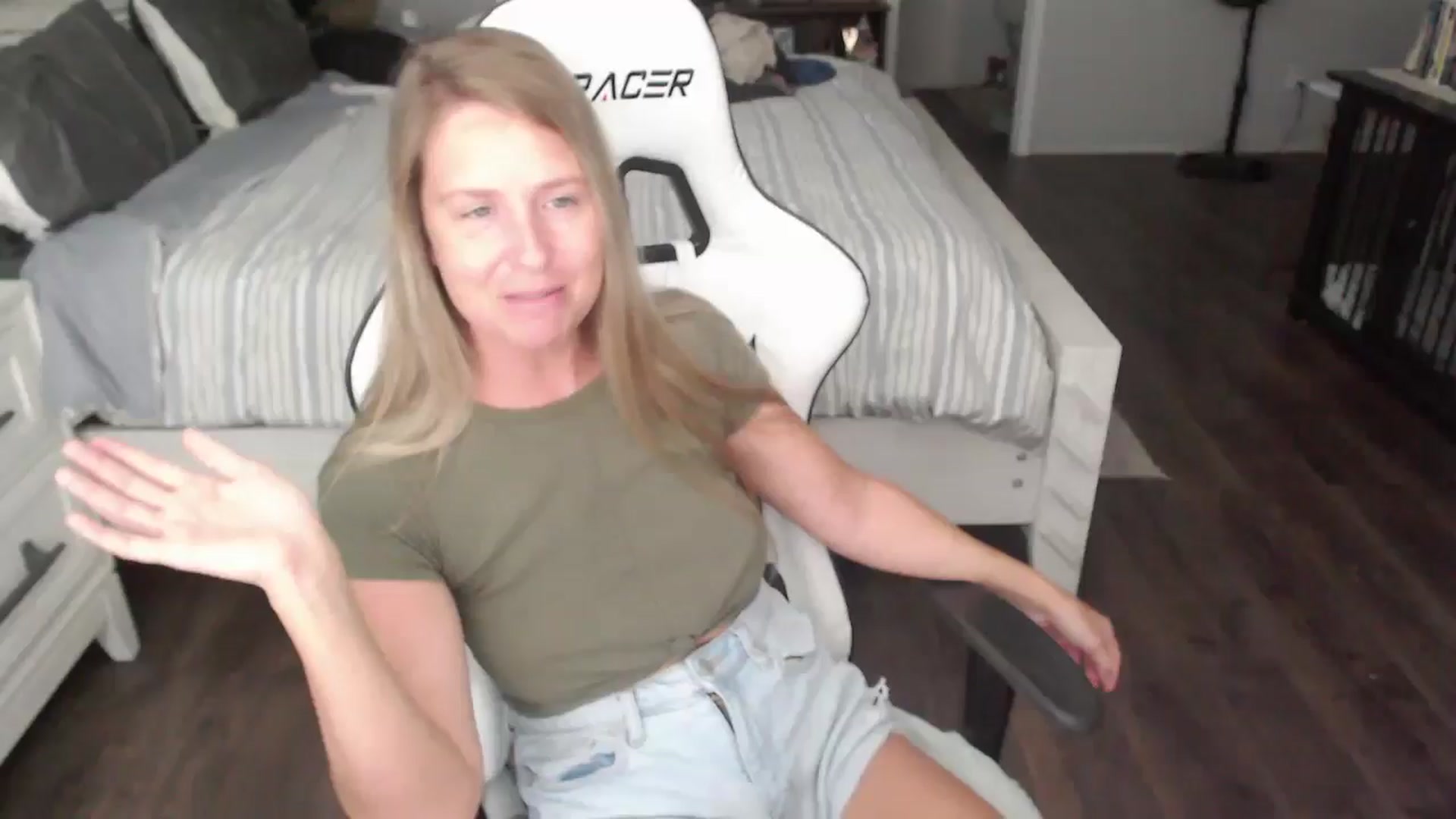 Gallery image thumbnail from ZenZoey's myfreecams stream on, 07/30/2025, 18:43 image 16 of 20