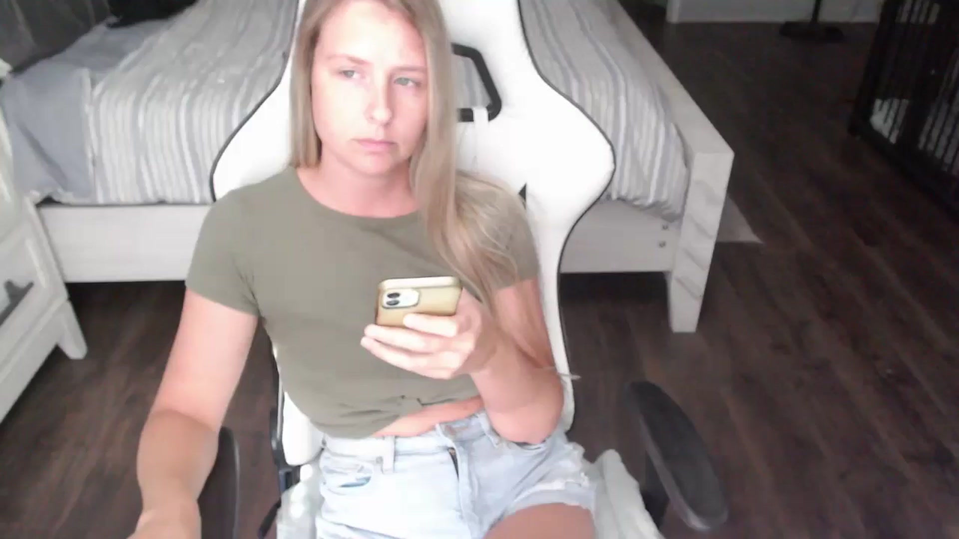 Gallery image thumbnail from ZenZoey's myfreecams stream on, 07/30/2025, 21:04 image 17 of 20