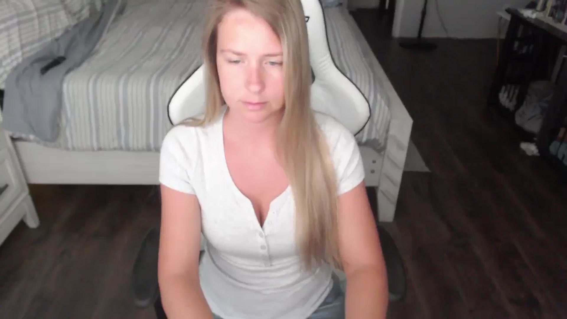 Gallery image thumbnail from ZenZoey's myfreecams stream on, 08/05/2025, 16:09 image 6 of 20