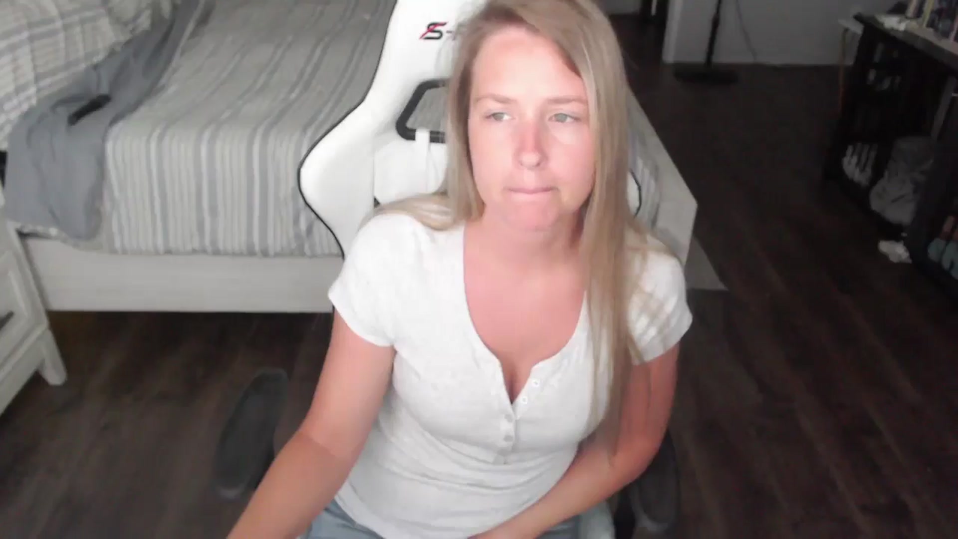 Gallery image thumbnail from ZenZoey's myfreecams stream on, 08/05/2025, 16:09 image 7 of 20