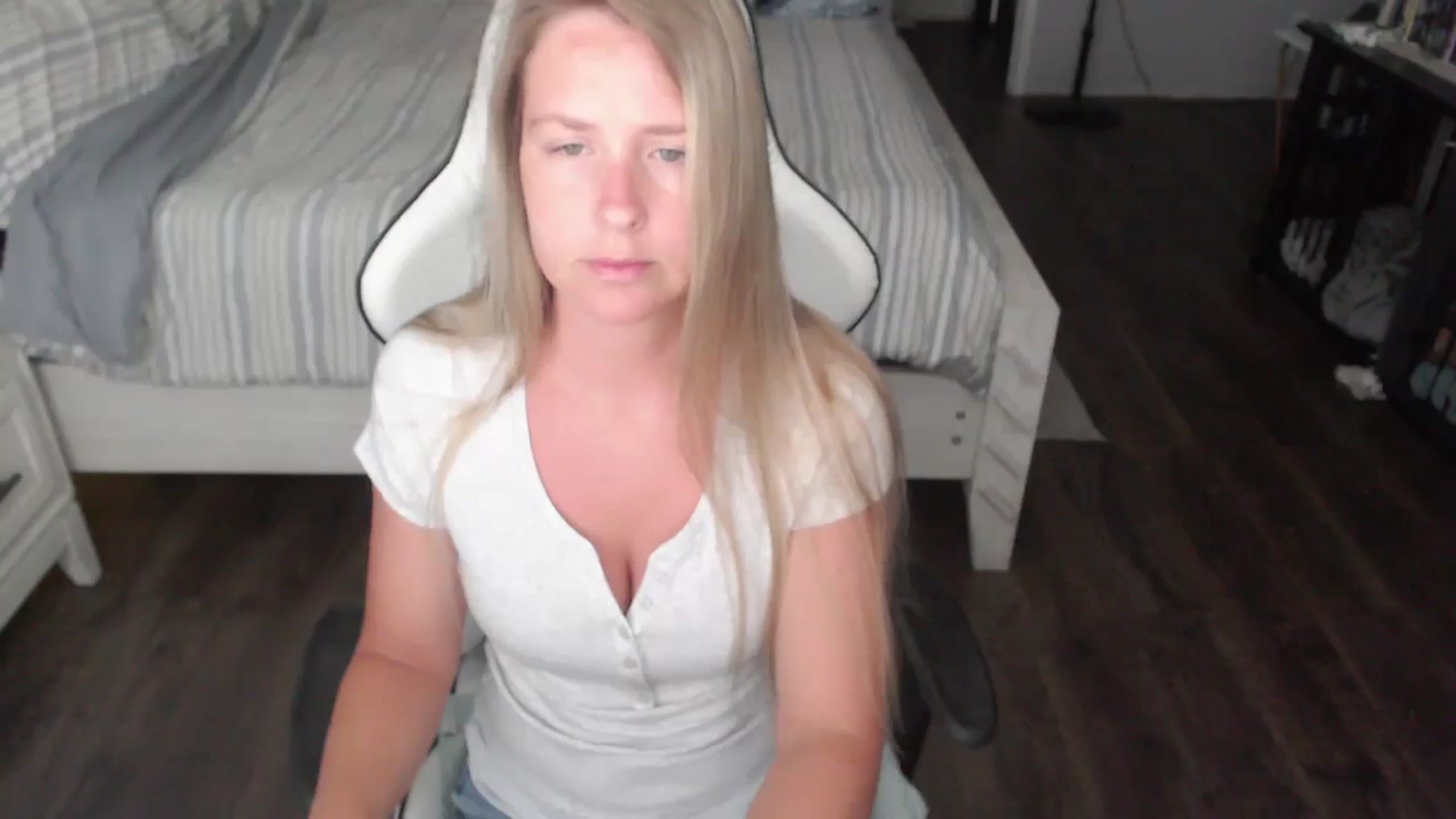 Gallery image thumbnail from ZenZoey's myfreecams stream on, 08/05/2025, 16:09 image 5 of 20