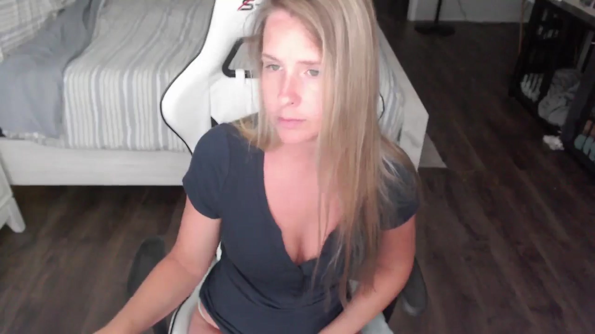 Gallery image thumbnail from ZenZoey's myfreecams stream on, 08/05/2025, 18:05 image 15 of 20