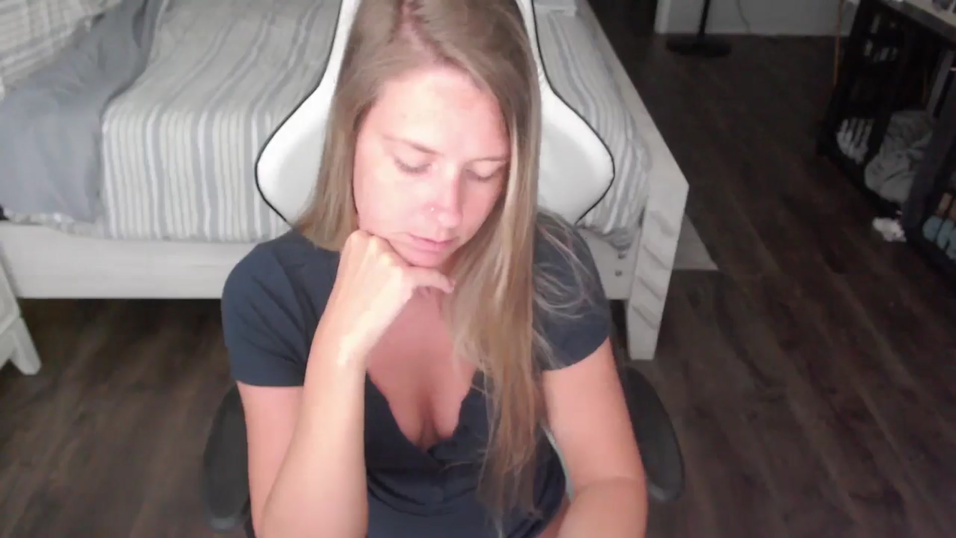 Gallery image thumbnail from ZenZoey's myfreecams stream on, 08/05/2025, 18:05 image 14 of 20