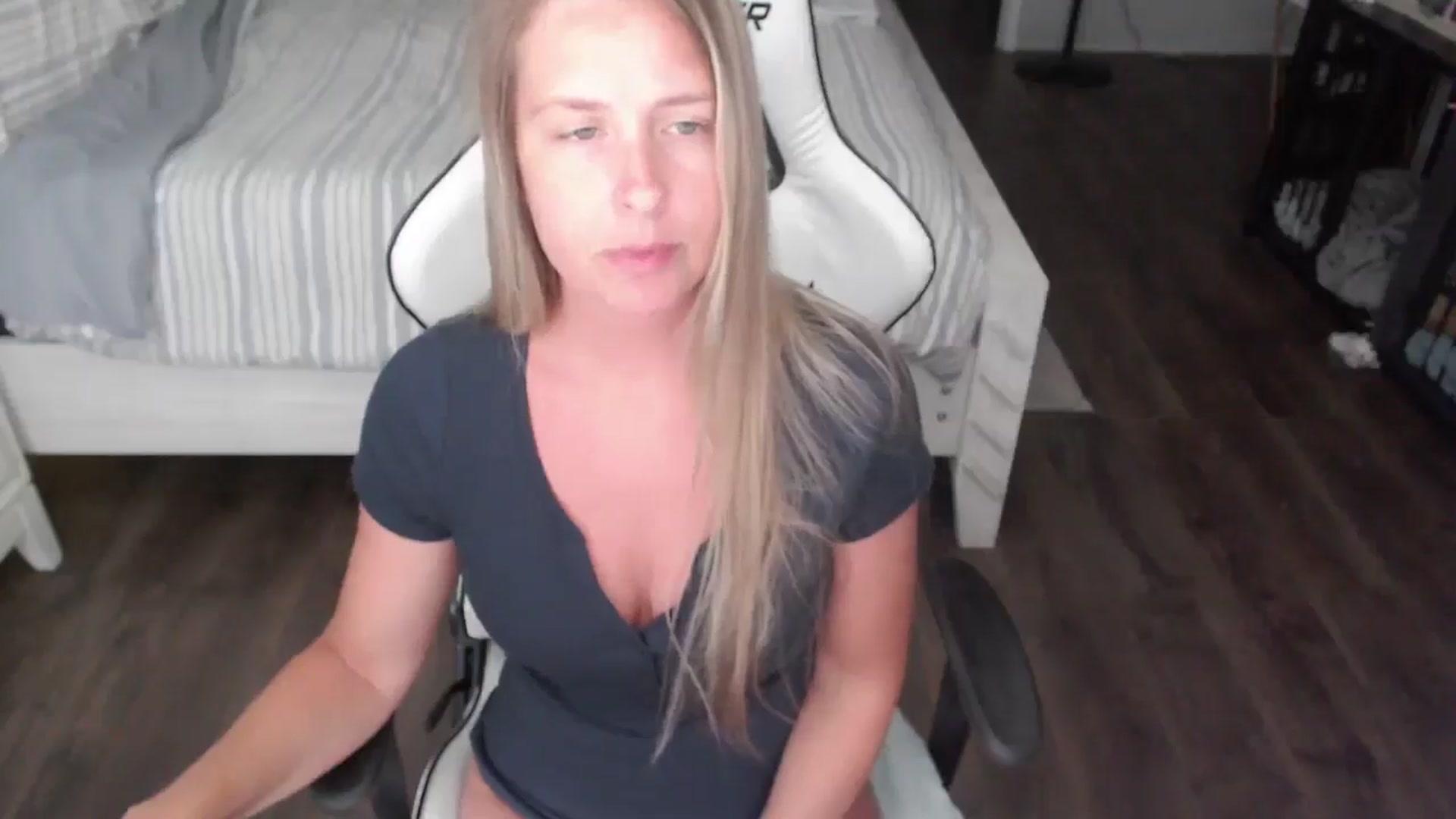 Gallery image thumbnail from ZenZoey's myfreecams stream on, 08/05/2025, 18:05 image 12 of 20
