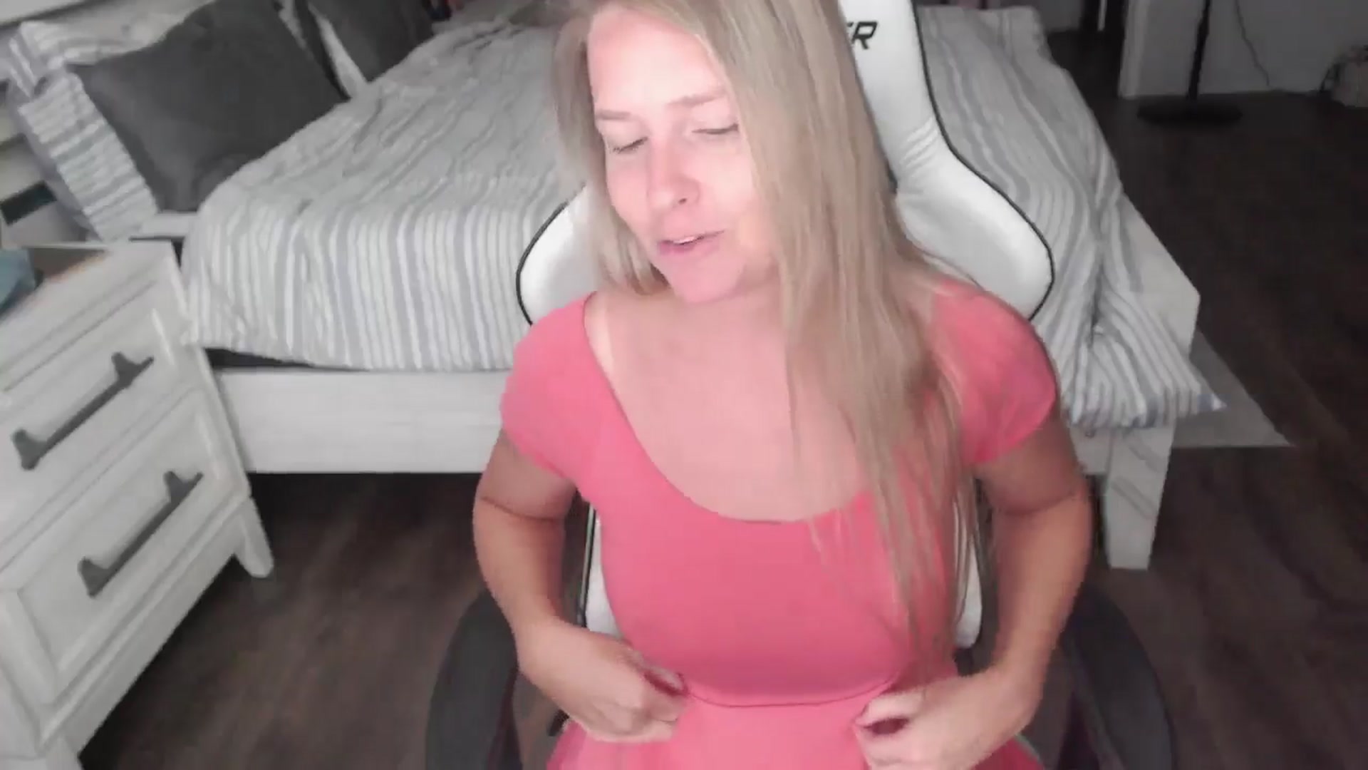 Gallery image thumbnail from ZenZoey's myfreecams stream on, 08/06/2025, 16:11 image 10 of 20