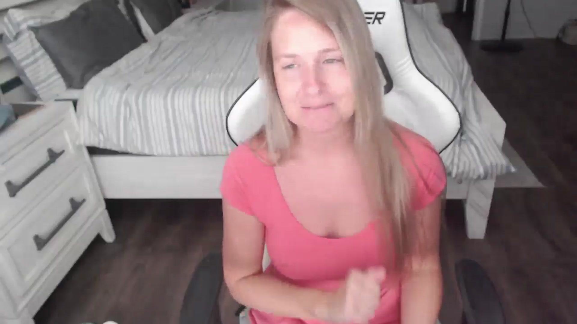 Gallery image thumbnail from ZenZoey's myfreecams stream on, 08/06/2025, 16:11 image 15 of 20