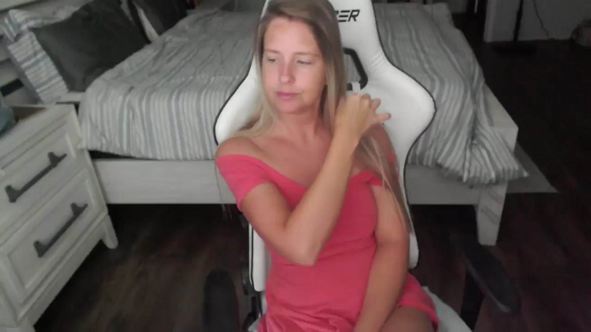 Gallery image thumbnail from ZenZoey's myfreecams stream on, 08/06/2025, 16:11 image 5 of 20