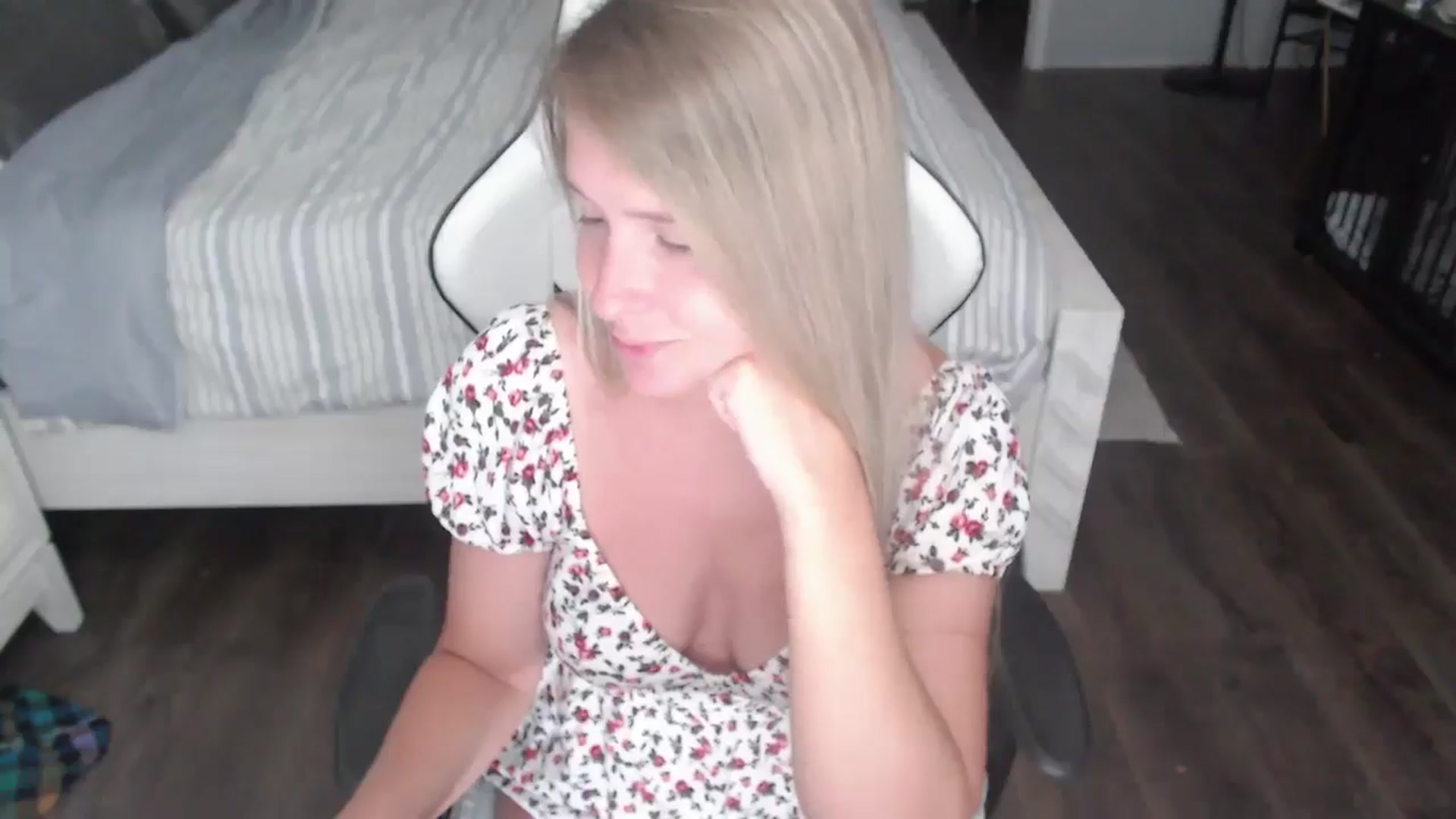 Gallery image thumbnail from ZenZoey's myfreecams stream on, 08/12/2025, 15:40 image 16 of 20