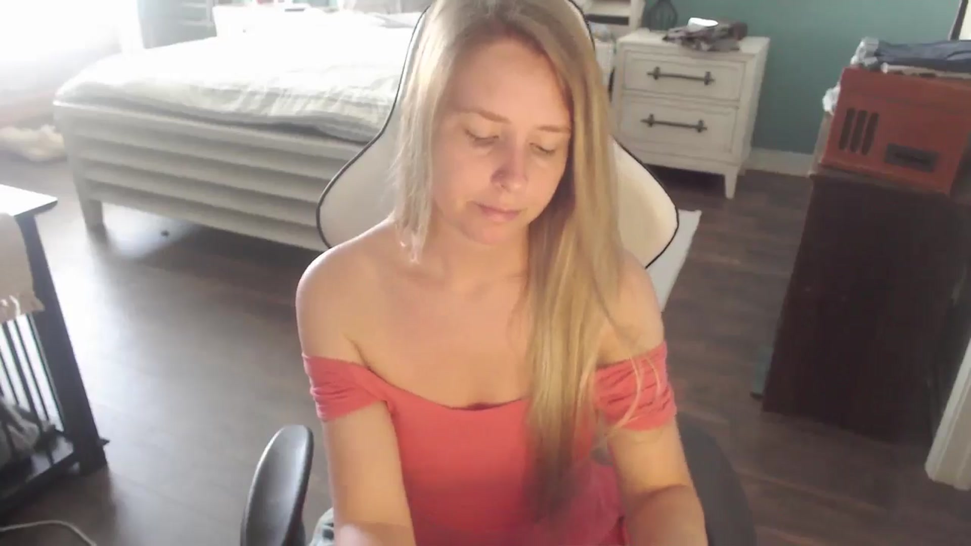 Gallery image thumbnail from ZenZoey's myfreecams stream on, 10/07/2025, 16:08 image 11 of 20